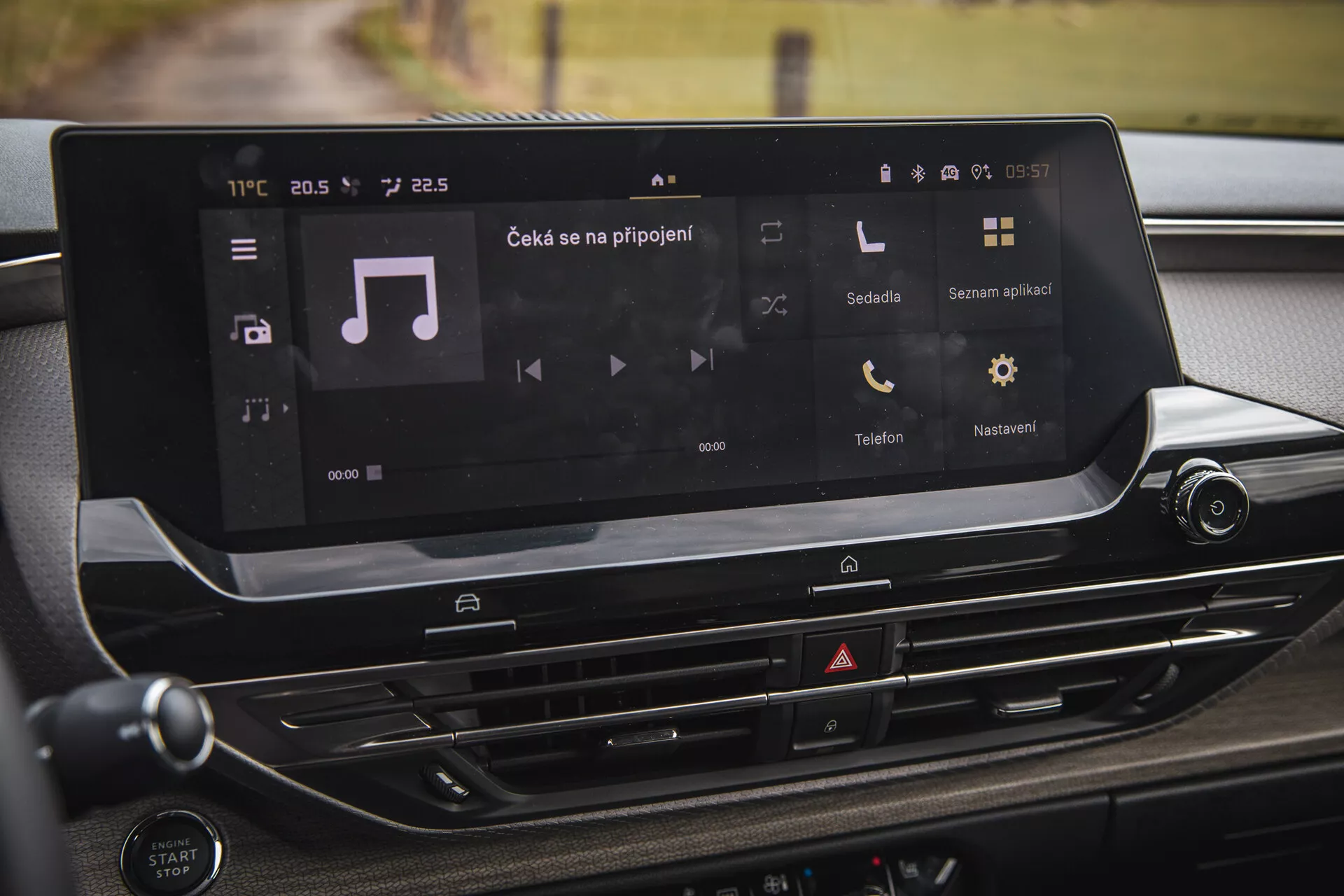 Wnętrze Citroena C5-X 2022 skupiające się na wysokorozdzielczym systemie infotainment z ekranem dotykowym na desce rozdzielczej oferującym odtwarzanie multimediów, łączność telefoniczną i przyciski sterujące klimatyzacją o nowoczesnym i eleganckim wzornictwie