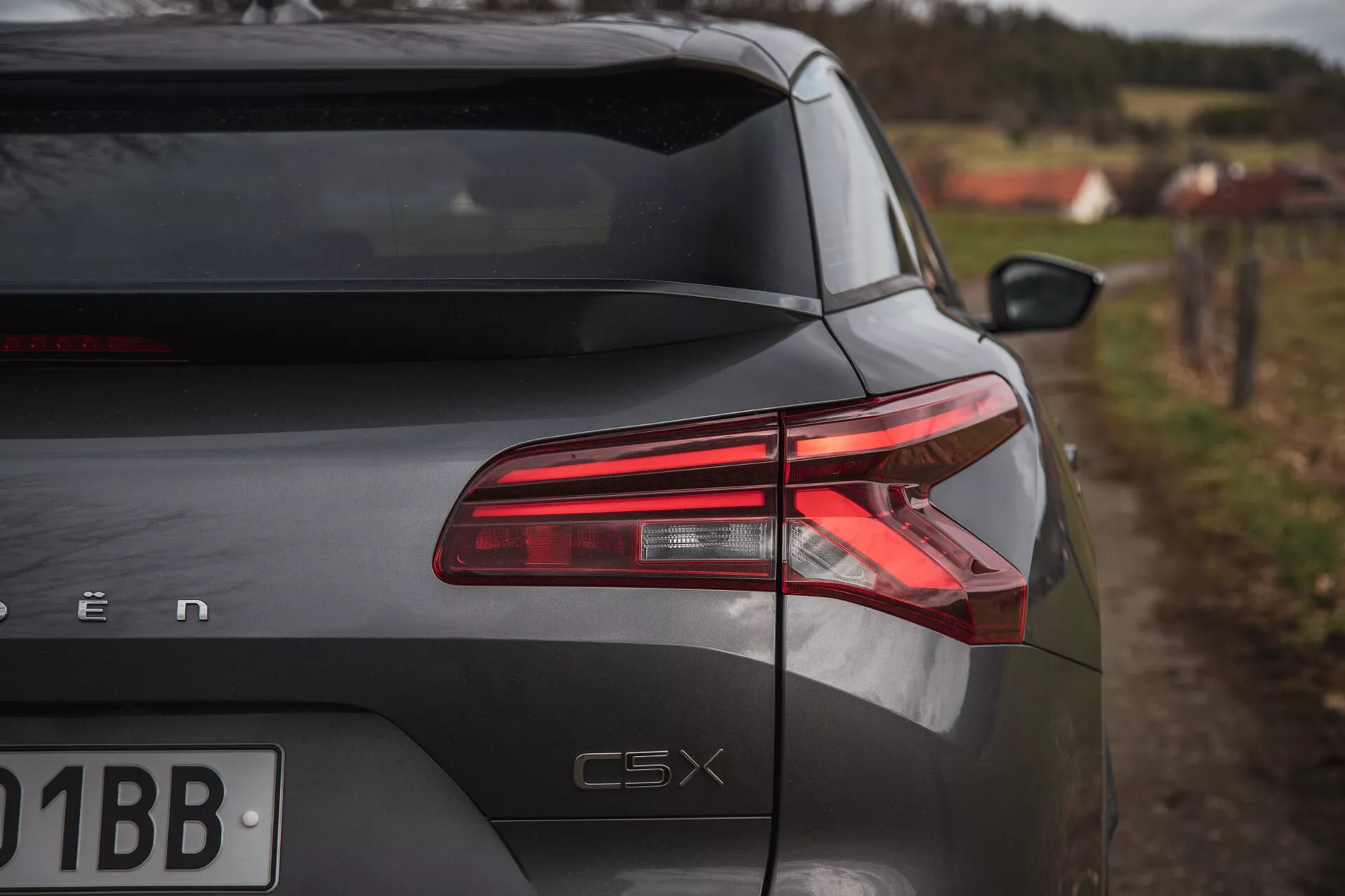 Tylna część Citroena C5-X 2022 pod skośnym kątem prezentująca tylną lampę LED, błyszczące wykończenie i oznaczenie modelu