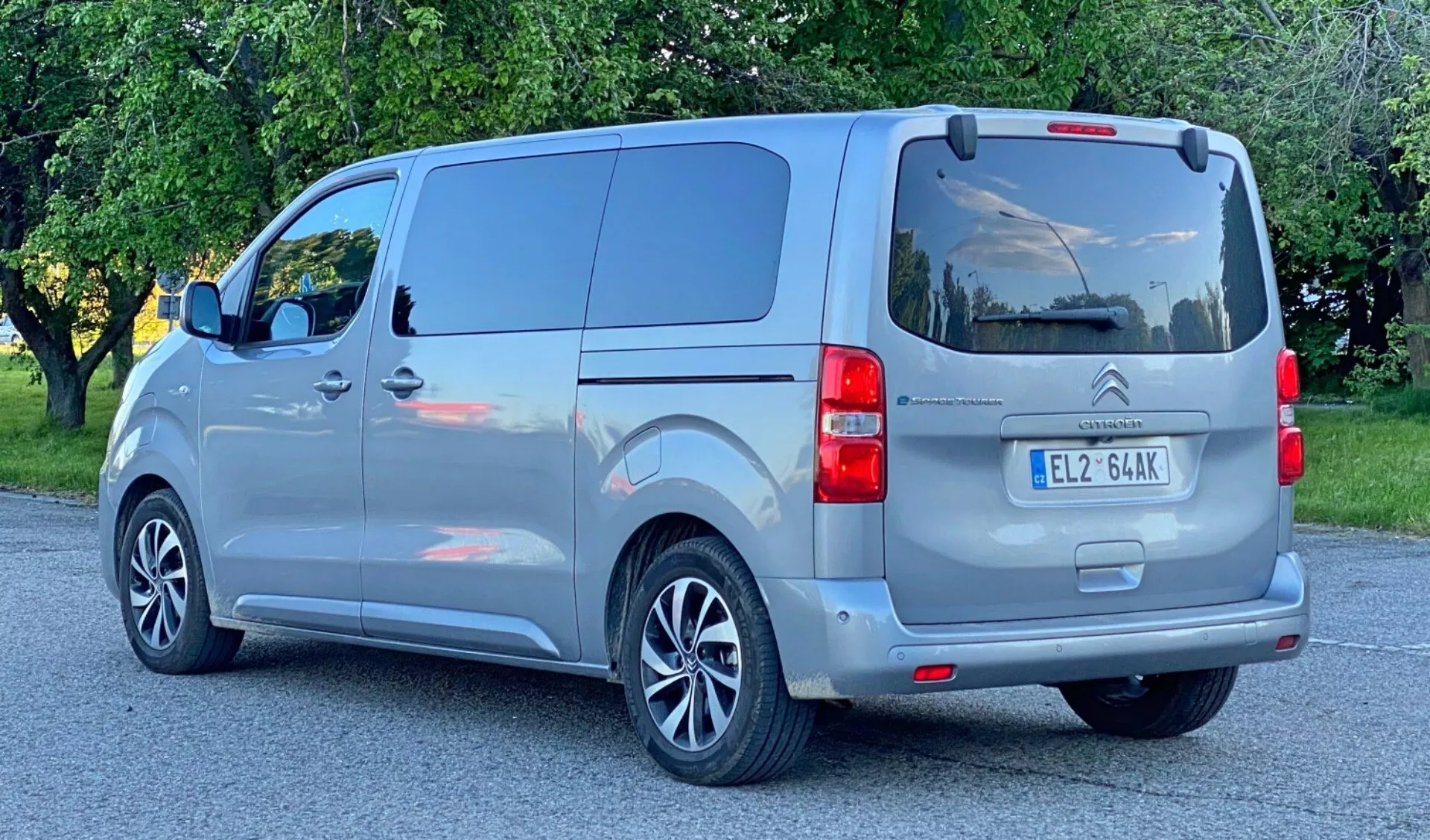Widok z przodu z boku Citroen Spacetourer 2016, nowoczesnego, przestronnego i wszechstronnego MPV z eleganckim wyglądem i zaawansowanymi funkcjami, przedstawionego w wyrafinowanym metalicznym kolorze.