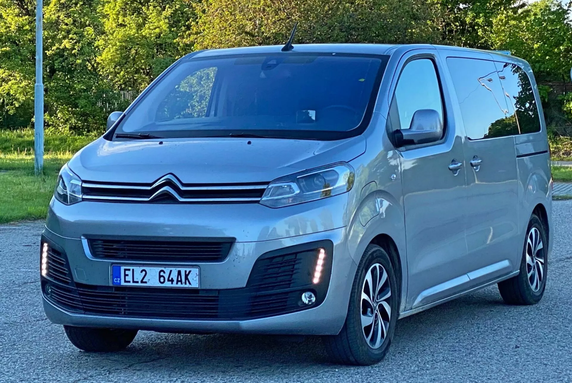 Citroën SpaceTourer 2016, średniej wielkości pojazd wielofunkcyjny znany ze swojej wszechstronności siedzeń, zaawansowanych funkcji bezpieczeństwa i płynnej jazdy, zaparkowany na malowniczej drodze.