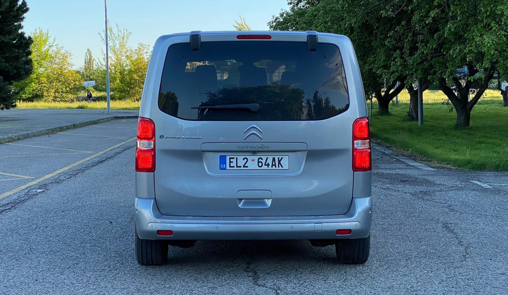 Citroen SpaceTourer 2016 w tętniącej życiem miejskiej scenerii, ukazujący nowoczesny, elegancki design, przestronne wnętrze i wszechstronne ułożenie siedzeń
