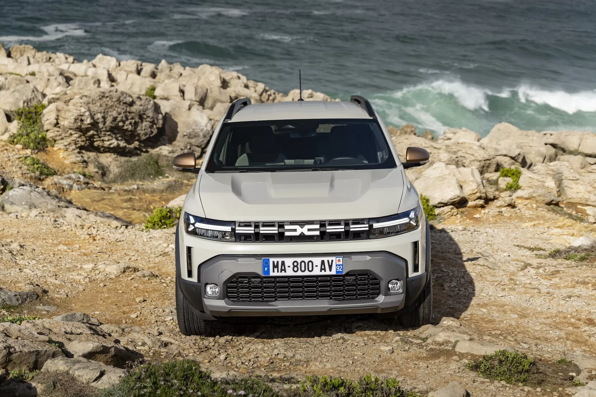 Dacia Duster 3. generacji 2024 prezentująca swój elegancki design i nowoczesne funkcje na tle malowniczego krajobrazu