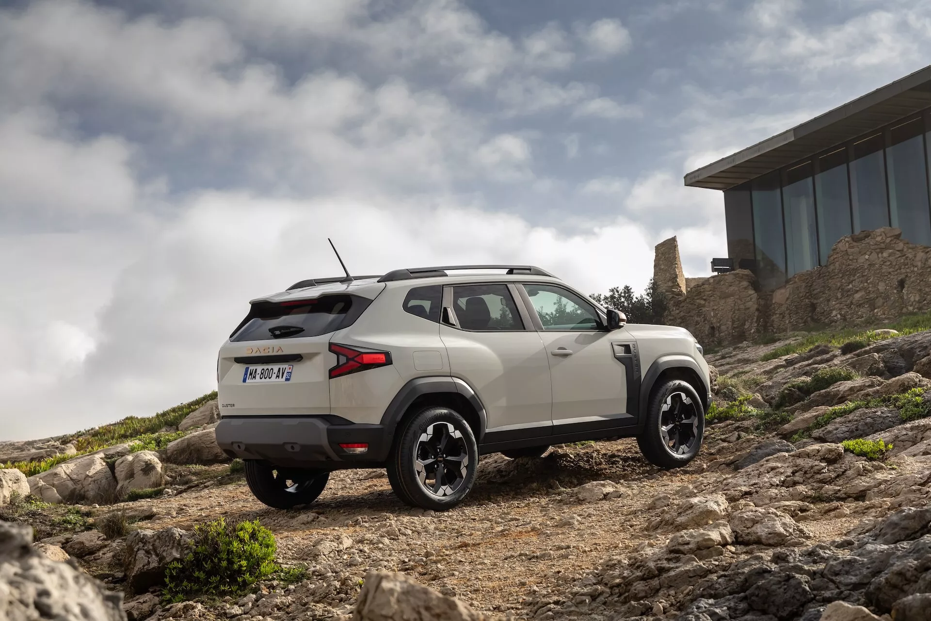 Dacia Duster trzeciej generacji 2024 w dynamicznej pozie prezentująca nowy design i funkcje
