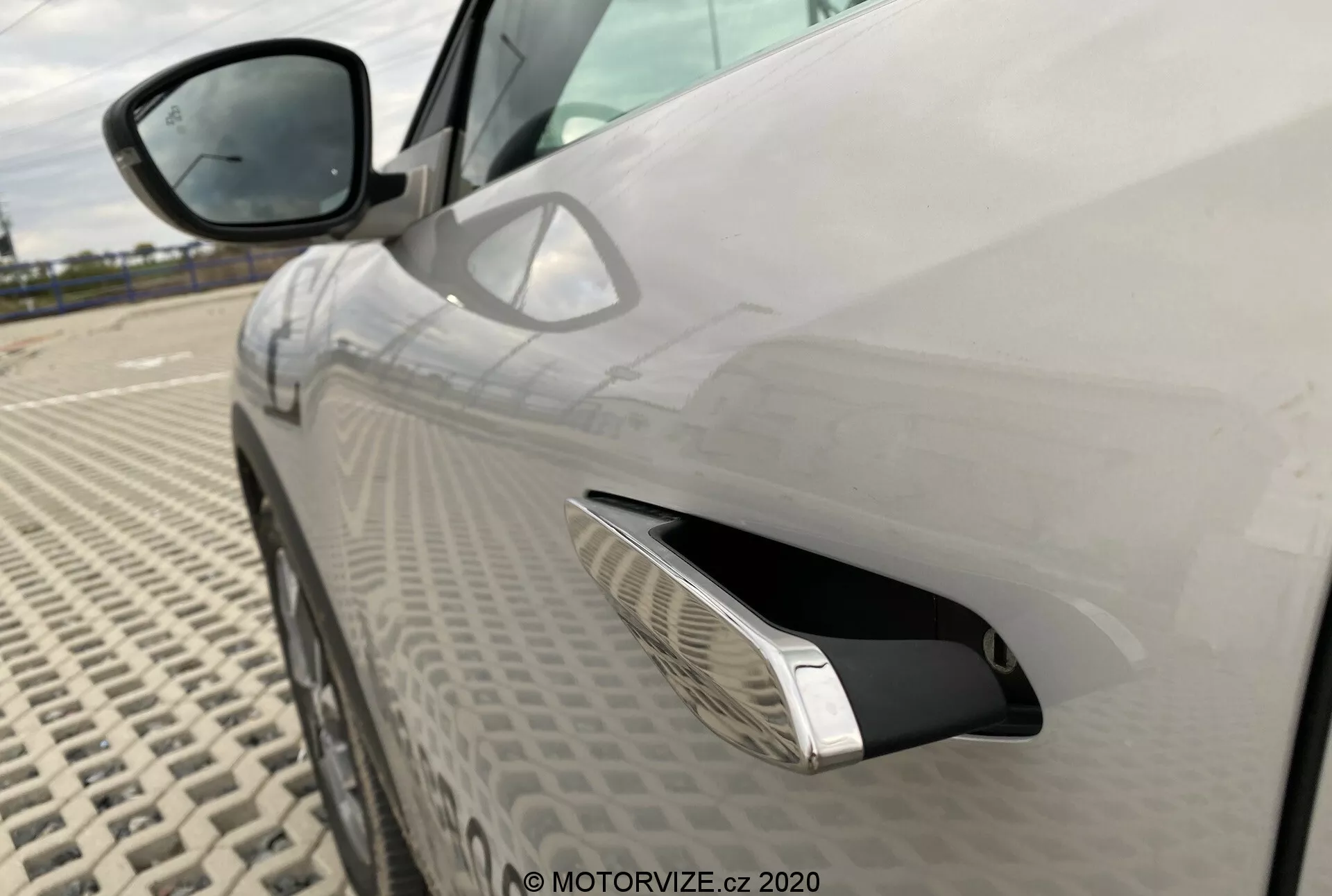 Widok z boku DS Automobiles DS-3 Crossback E-Tense 2019, prezentujący elegancki design kompaktowego SUV-a elektrycznego, eleganckie reflektory LED i charakterystyczny stylowy grill.
