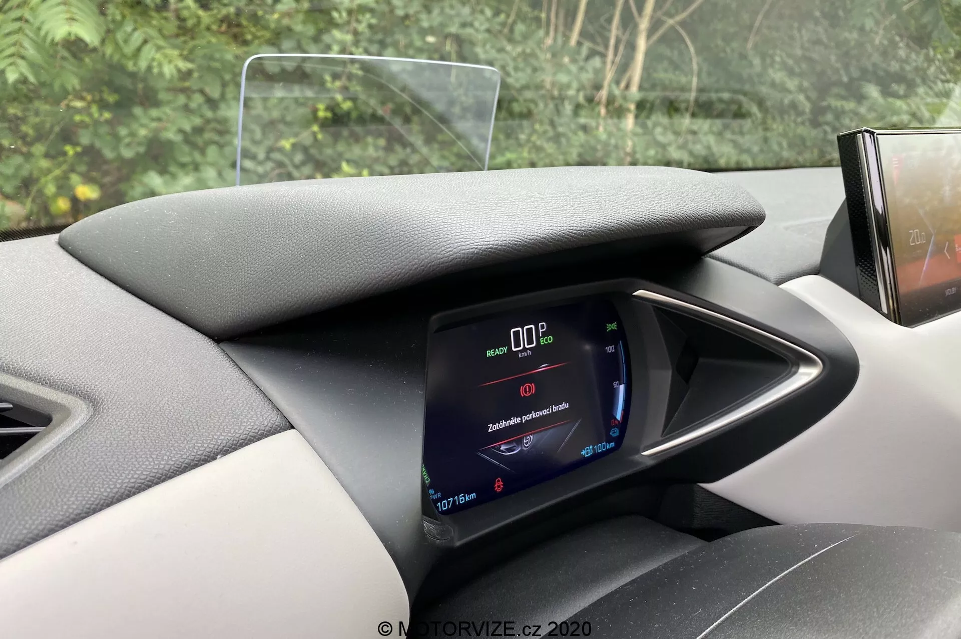 Wnętrze DS Automobiles DS 3 Crossback E-Tense 2019 z centralnego kąta, ukazujące cyfrowy zestaw wskaźników wyświetlający 0 km/h oraz częściowe widoki kierownicy i systemu multimedialnego.