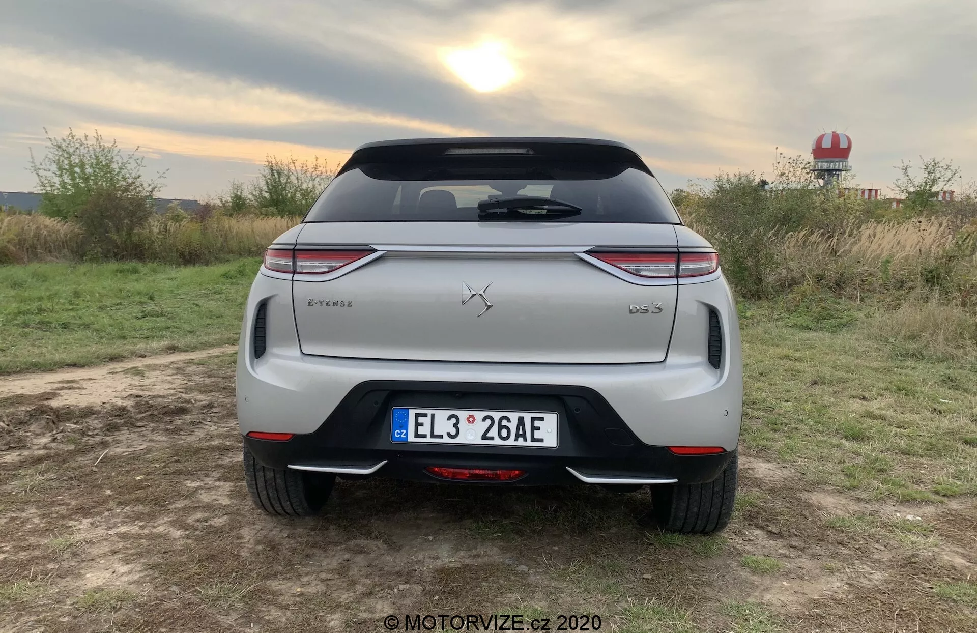 DS Automobiles DS 3 Crossback E-Tense 2019, prezentując swój elegancki design i elektryczny układ napędowy.