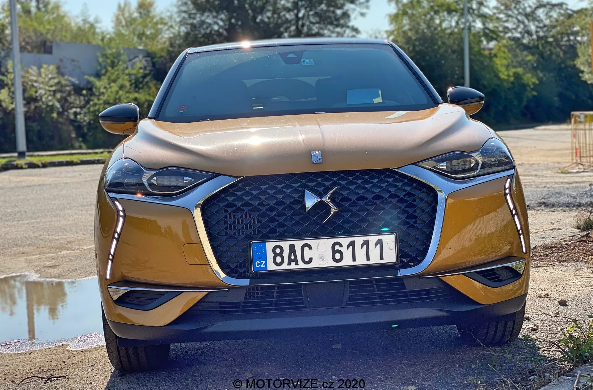 2019 DS Automobiles DS-3 Crossback w ruchu na malowniczej drodze, prezentujący odważny design, eleganckie linie i wyrafinowane funkcje