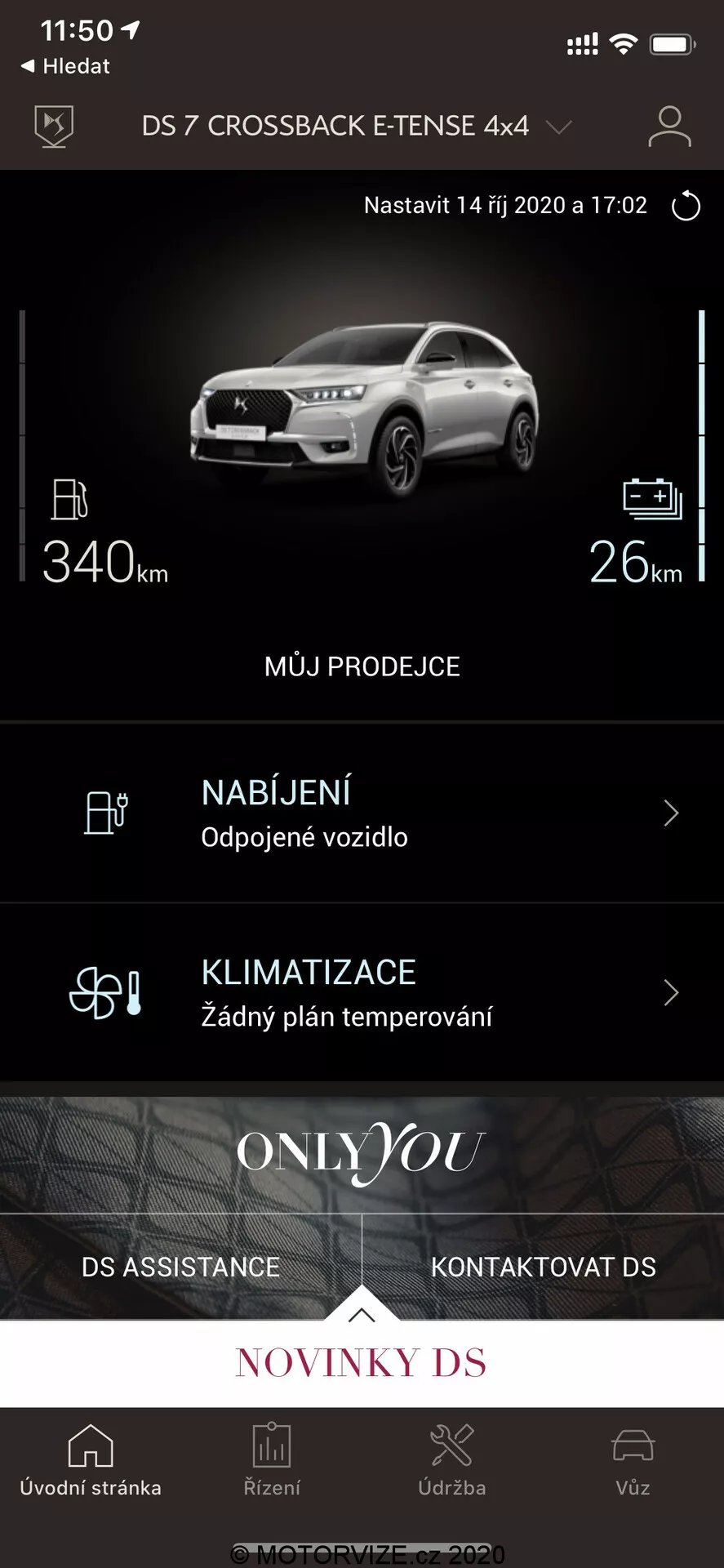 Zrzut ekranu z aplikacji mobilnej prezentującej funkcje łączności DS 7 CROSSBACK E-TENSE 4x4, w tym stylizowany obraz przodu pojazdu w odcieniach szarości. Najważniejsze elementy to wskaźnik poziomu baterii pokazujący zasięg 340 km, status ładowania pojazdu, ustawienia klimatyzacji oraz opcje łączności, takie jak DS Assistance.