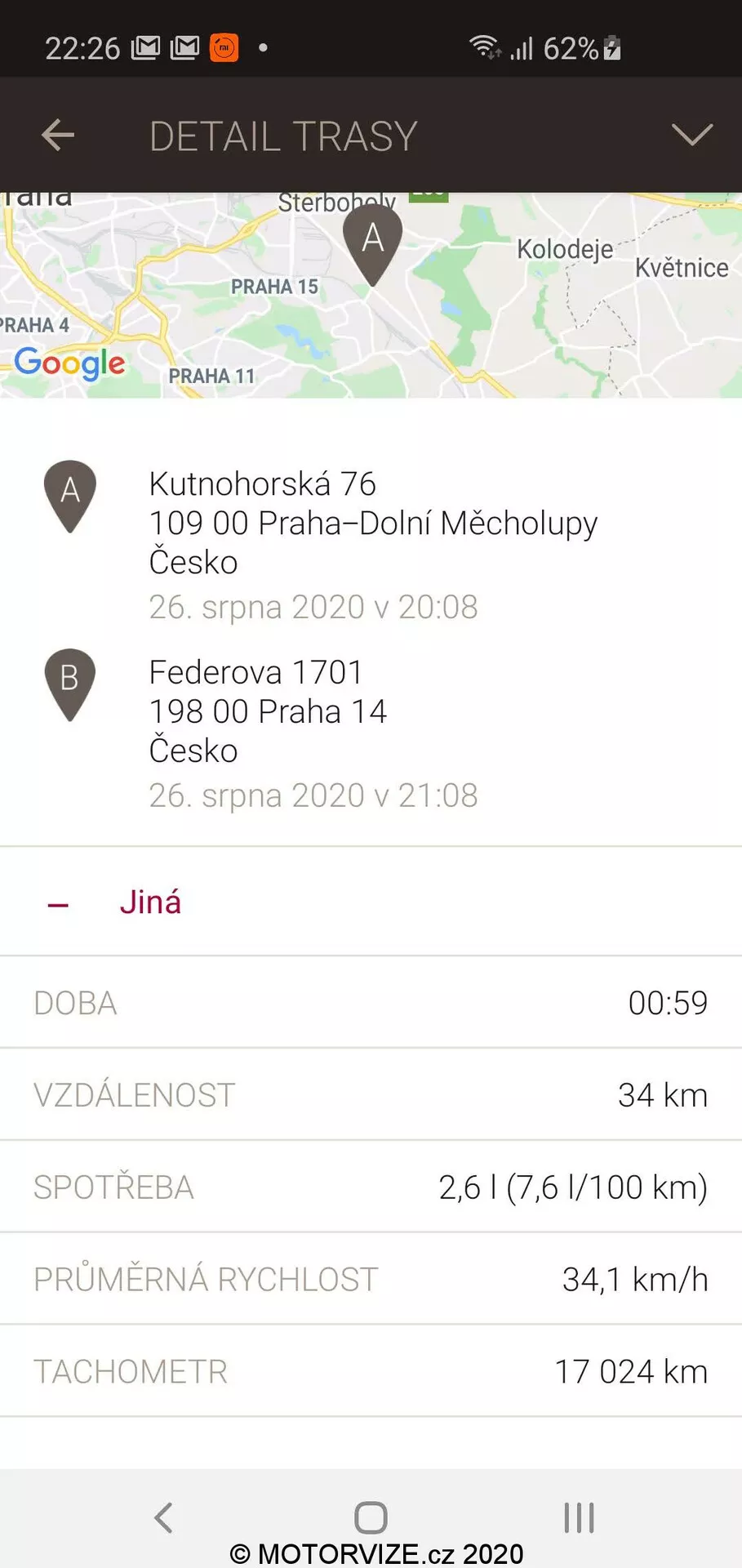 Zrzut ekranu aplikacji mobilnej wyświetlającej trasę i statystyki podróży. Mapa pokazuje trasę z Kutnohorská 76, Praha-Dolní Měcholupy do Federova 1701, Praha 14, z datą 26 sierpnia 2020. Poniżej mapy znajdują się dane takie jak czas podróży (00:59), dystans (34 km), zużycie paliwa (2,6 l/6,7 l/100 km), średnia prędkość (34,1 km/h) i odczyt licznika (17 024 km).