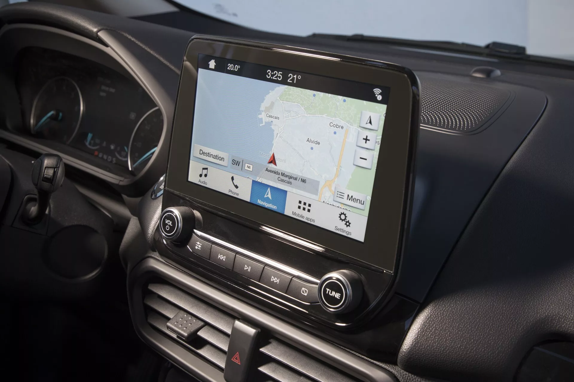 Widok wnętrza Forda EcoSport facelift 2017 skupiony na konsoli centralnej i systemie infotainment z ekranem dotykowym wyświetlającym nawigację, z przyciskami sterowania klimatyzacją i audio