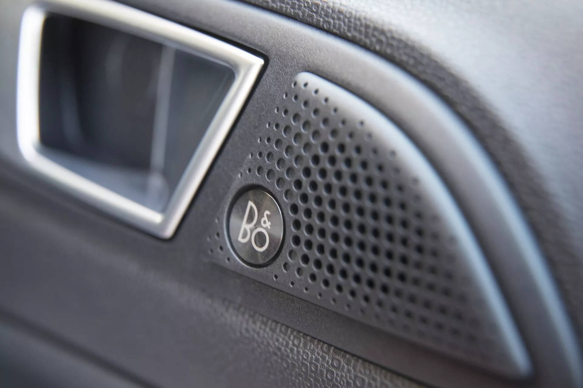 Zbliżony widok głośnika B&O zintegrowanego z deską rozdzielczą Forda EcoSport 2017, podkreślający design i jakość premium systemu audio Bang & Olufsen