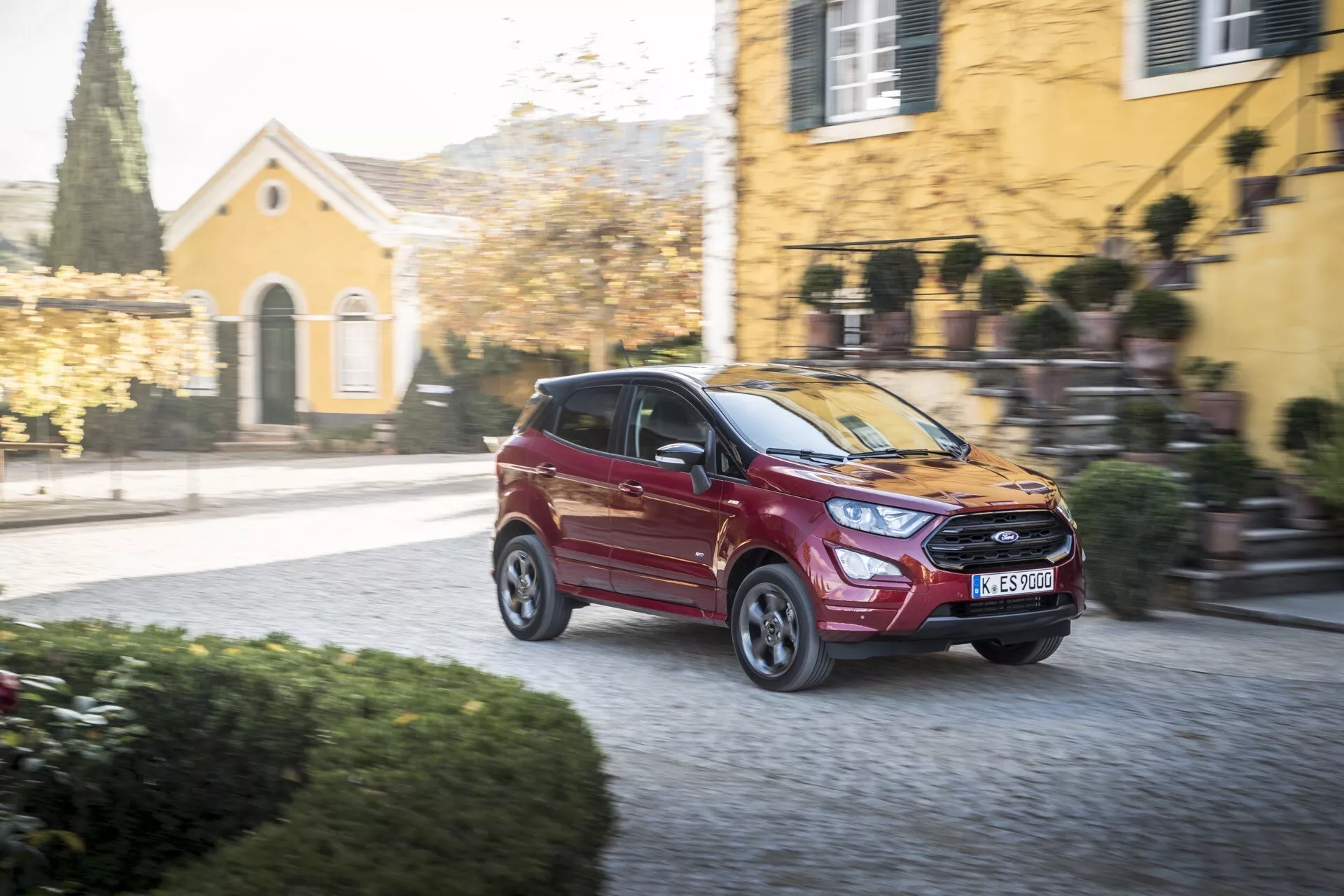 Srebrny Ford EcoSport pierwszej generacji z liftingiem, rocznik 2017, zaparkowany na zewnątrz w słoneczny dzień, prezentujący swój elegancki design i kompaktowe nadwozie SUV