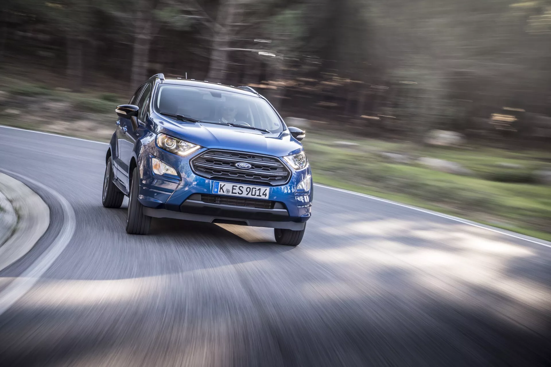 Ford EcoSport 2017 (1. Generacja po Liftingu) w Dynamicznym Niebieskim, Uchwycenie Ruchu z Perspektywy Trzy Czwarte z Przodu Podkreślającej Linie Projektowe, Wzór Grilla i Konfigurację Reflektorów LED