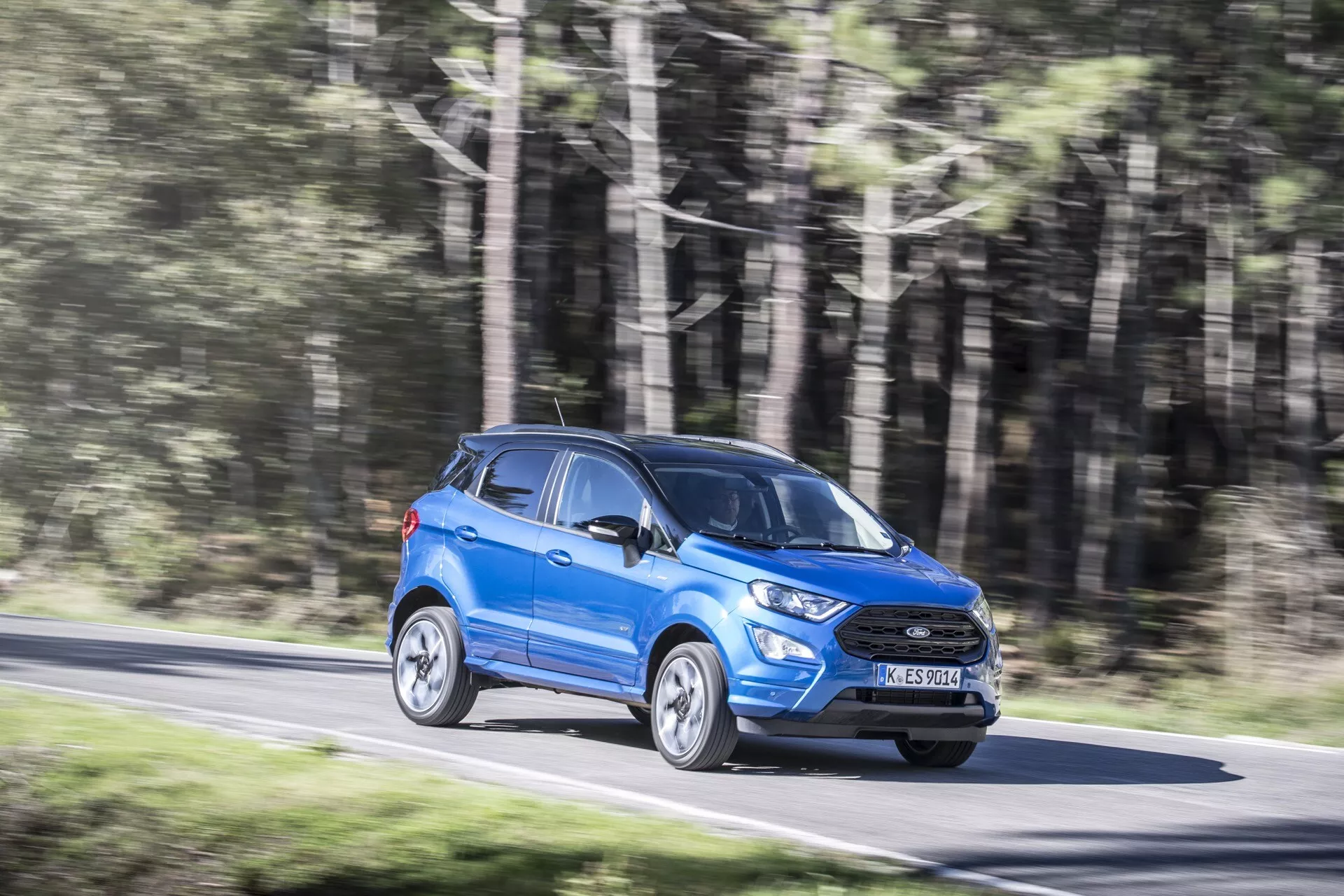 Odświeżony model Ford EcoSport pierwszej generacji z 2017 roku w dynamicznej pozie, prezentujący elegancki design i innowacyjne funkcje