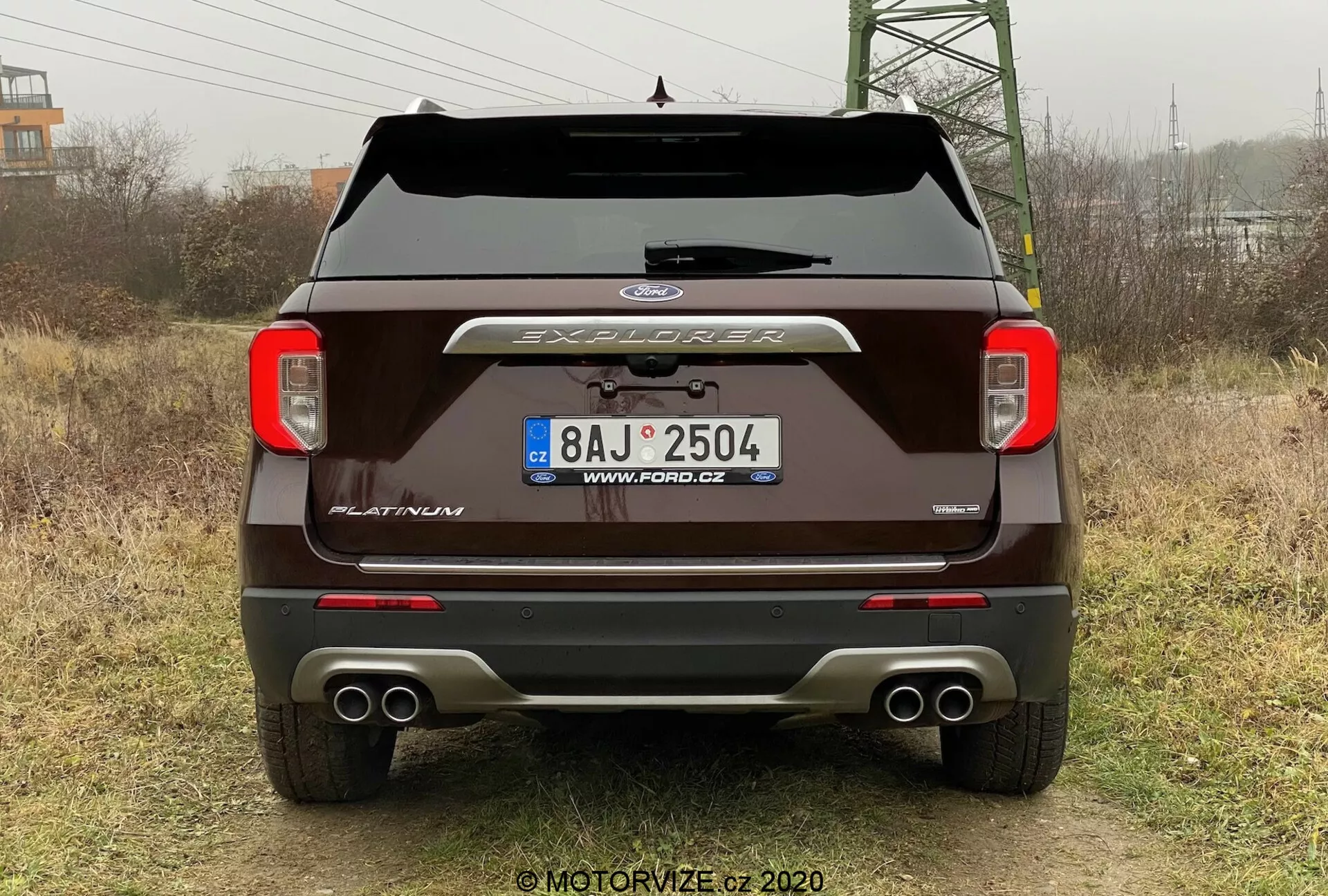 Ford Explorer 2019 ukazujący swój nowoczesny i elegancki design, przestronne wnętrze, zaawansowane funkcje technologiczne oraz potężne osiągi.