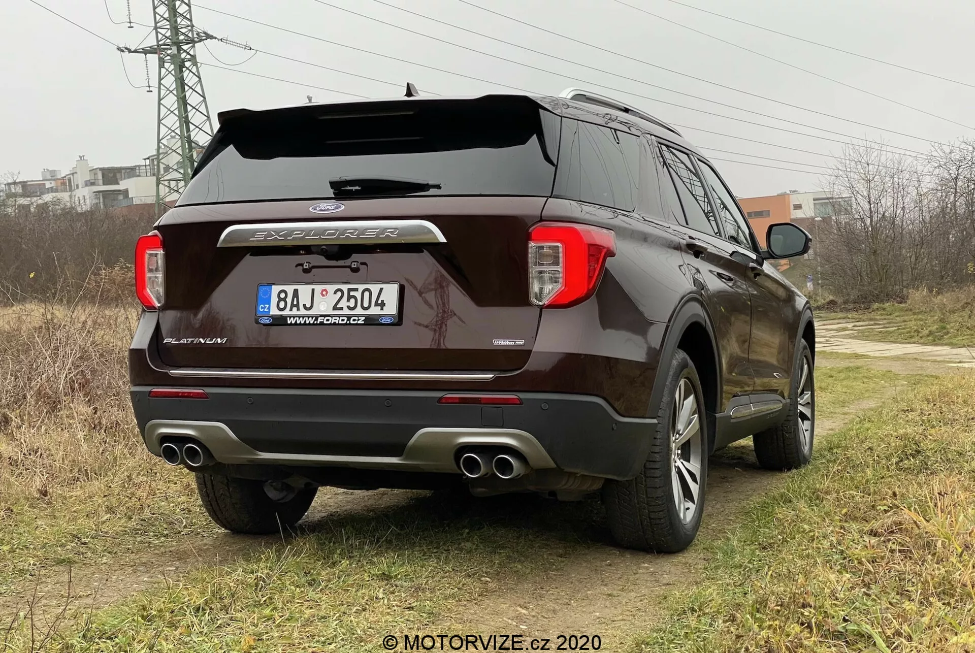 SUV Ford Explorer 2019 z eleganckim designem, zaawansowanymi funkcjami bezpieczeństwa, przestronnym wnętrzem, mocnym silnikiem i nowoczesną technologią