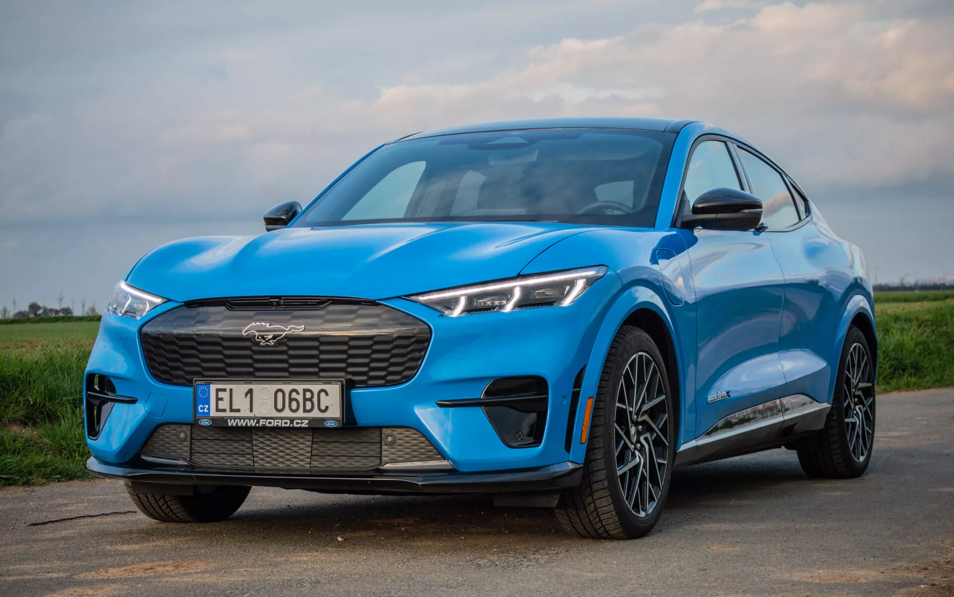 Elektryczny SUV Ford Mustang Mach-E 2020 w dynamicznej pozie prezentujący swój elegancki design i nowatorskie funkcje