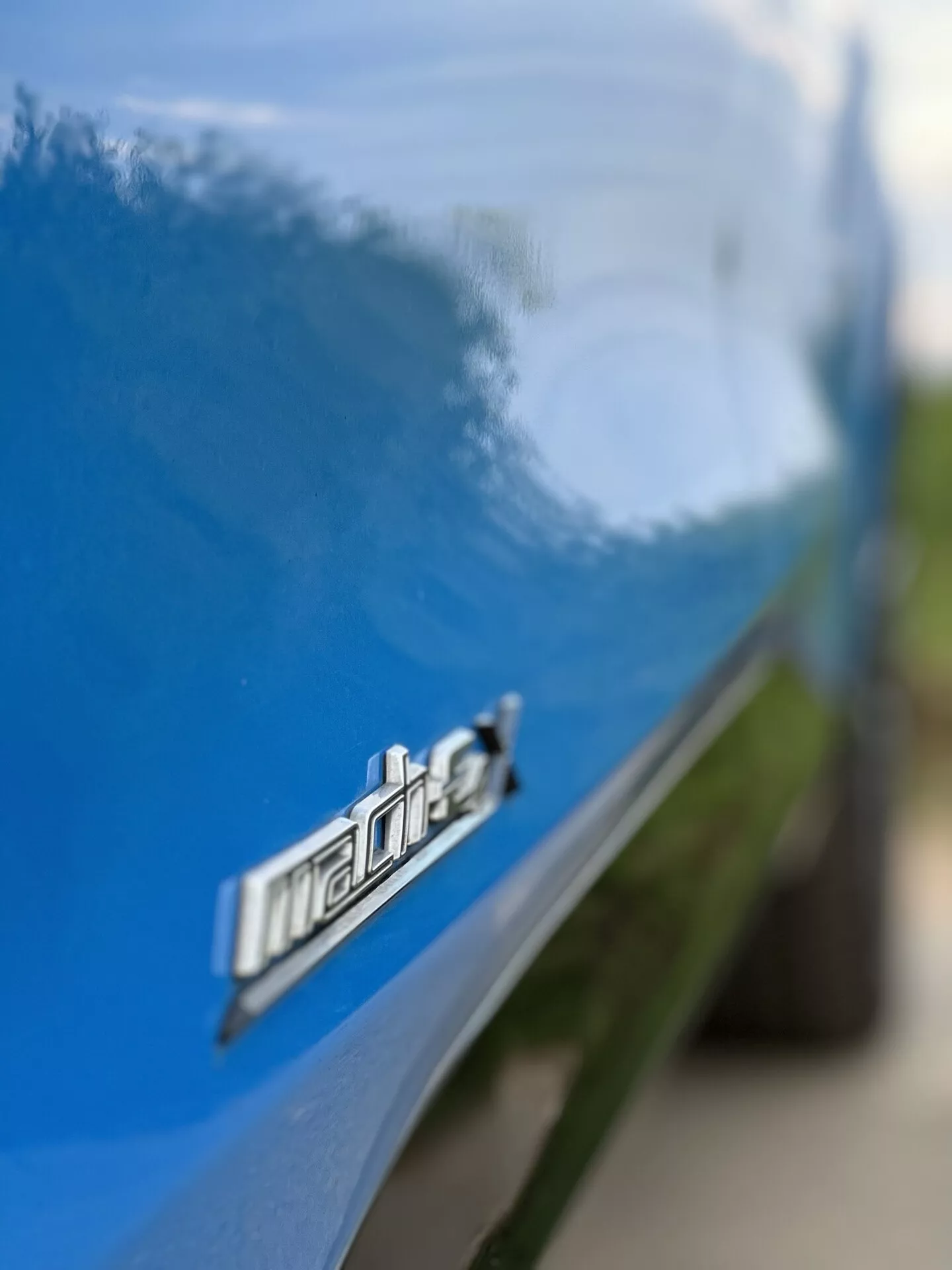 Elektryczny SUV Ford Mustang Mach-E 2020 w dynamicznej scenie jazdy pokazujący jego elegancki design i nowoczesne funkcje