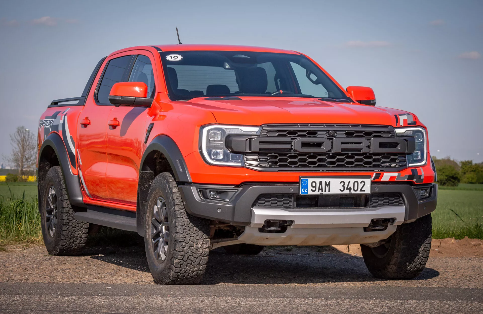 Nowoczesny pickup Ford Ranger 2022 prezentujący przedni grill i profil boczny z możliwościami terenowymi i funkcjami technologicznymi