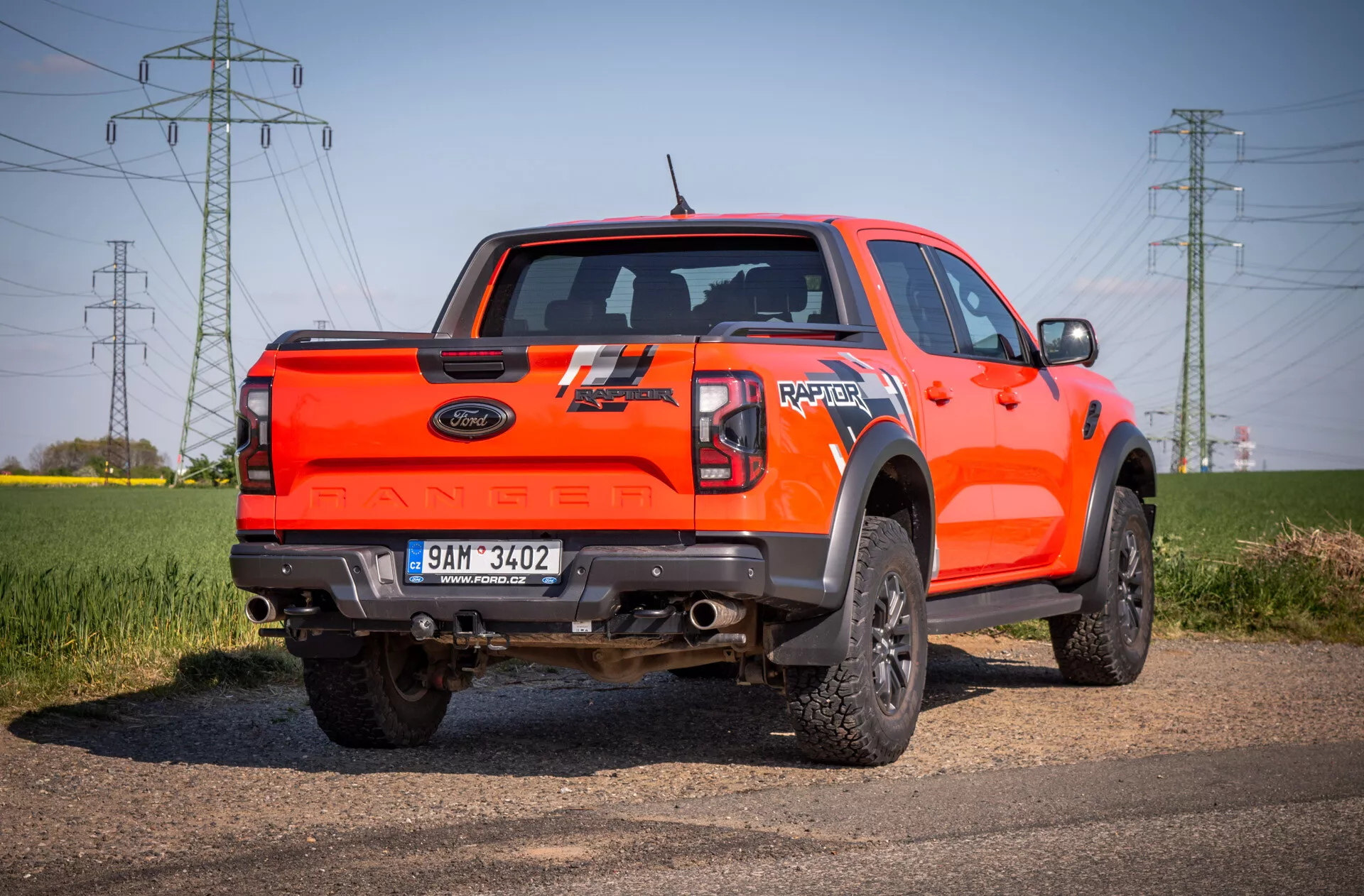 Średniej wielkości pickup Ford Ranger 2022 na autostradzie prezentujący elegancki design i zaawansowane funkcje
