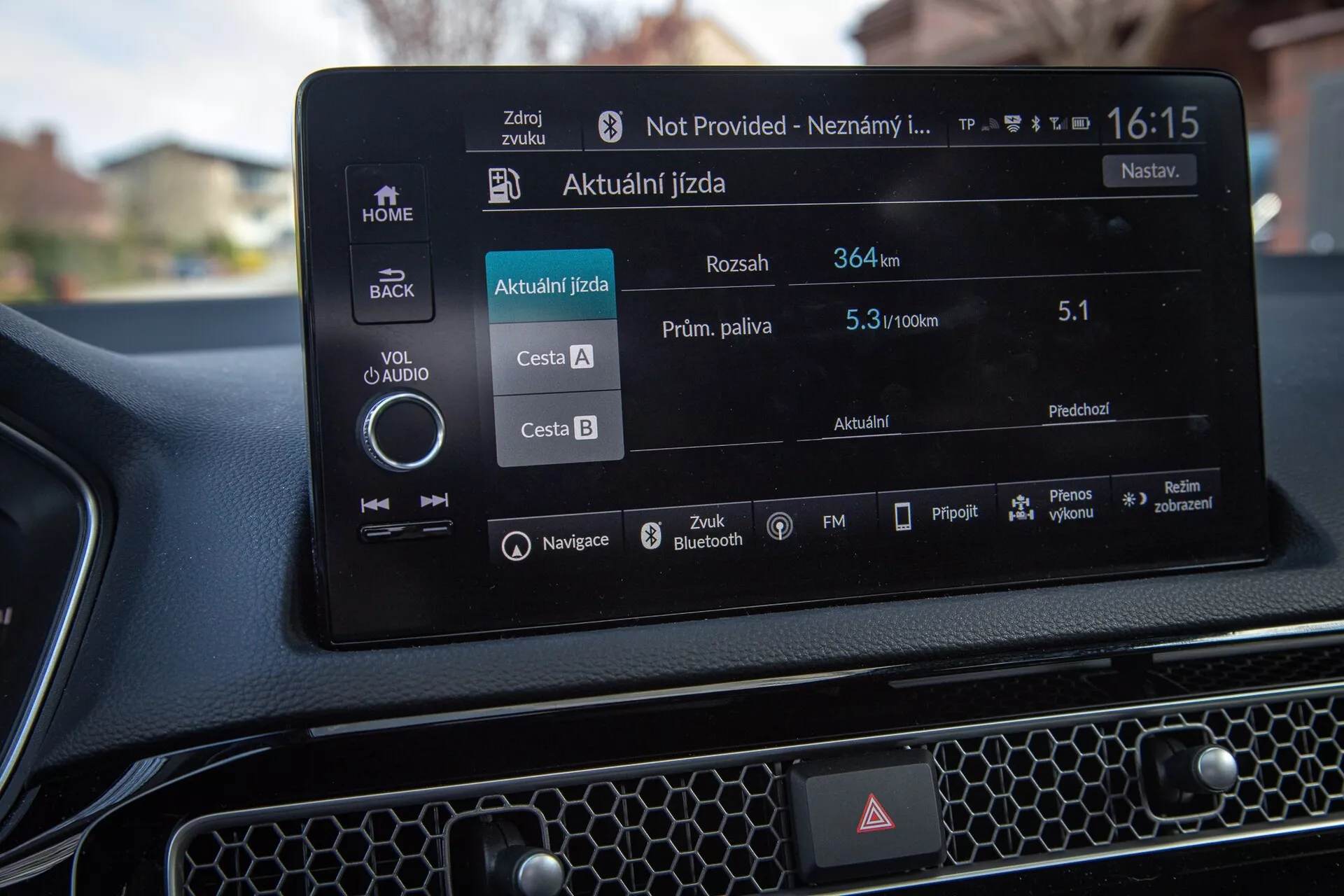 System infotainment Honda Civic 2022 wyświetlający nawigację i dane o bieżącej jeździe, widok z perspektywy kierowcy lub pasażera przedniego