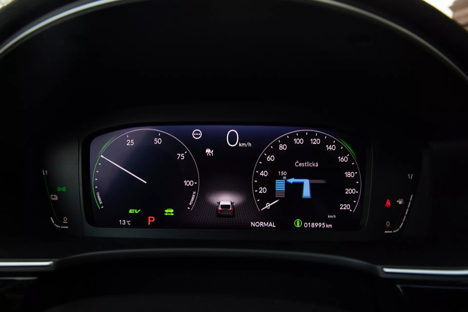 Zbliżenie na cyfrowy panel wskaźników Honda Civic 2022 pokazujące prędkościomierz na 0 km/h, wskaźnik 'GOTOWY', wybór biegu 'P', temperaturę zewnętrzną '13°C', licznik podróży na '101995 km' i status baterii z punktu widzenia kierowcy