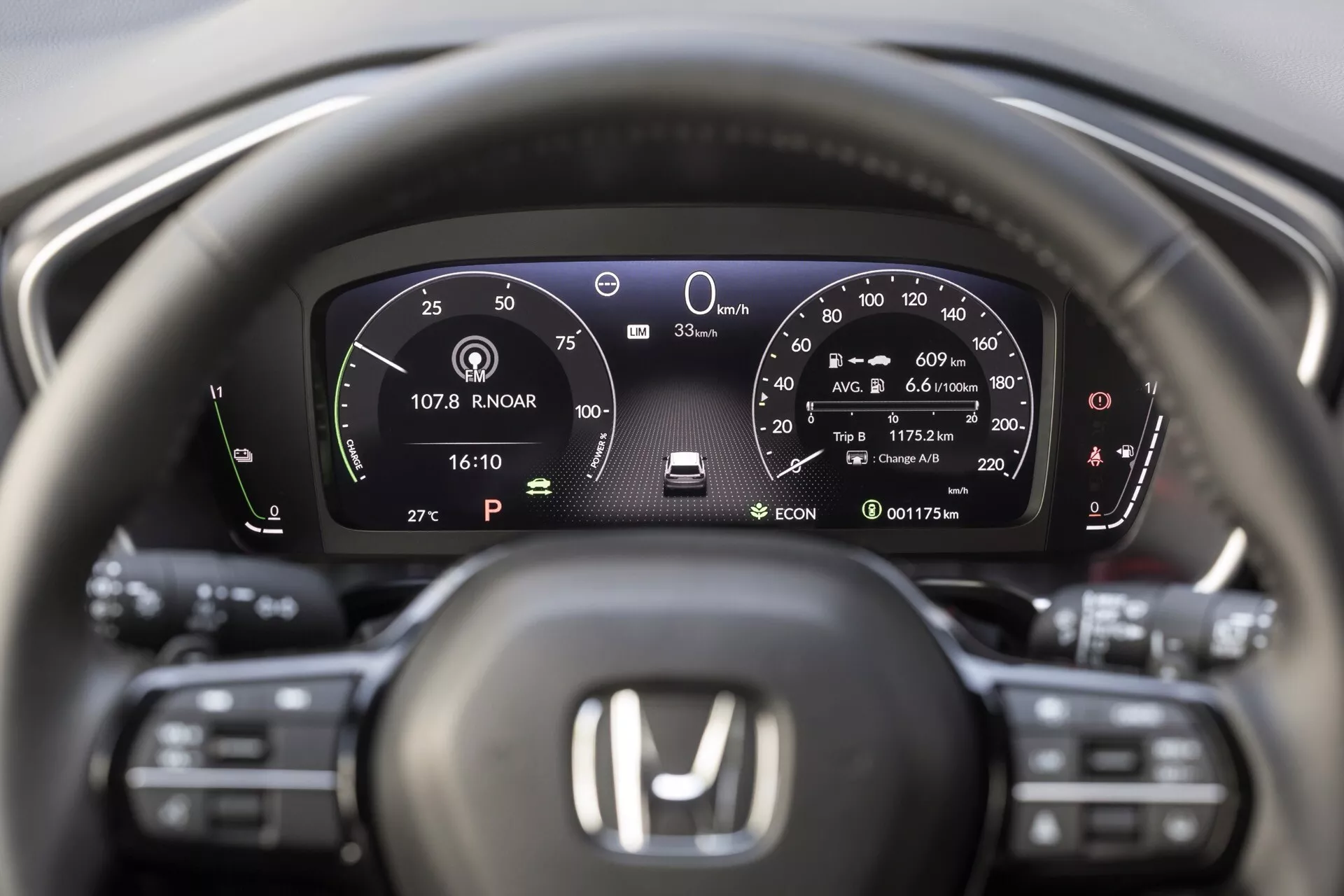 Szczegółowy widok deski rozdzielczej Hondy CR-V 6. generacji z 2023 roku z perspektywy kierowcy, podkreślający cyfrowy zespół wskaźników, w tym prędkościomierz na 0 km/h, wskaźnik mocy/baterii w trybie ECON, funkcję bezpieczeństwa RDM i wielofunkcyjną kierownicę.