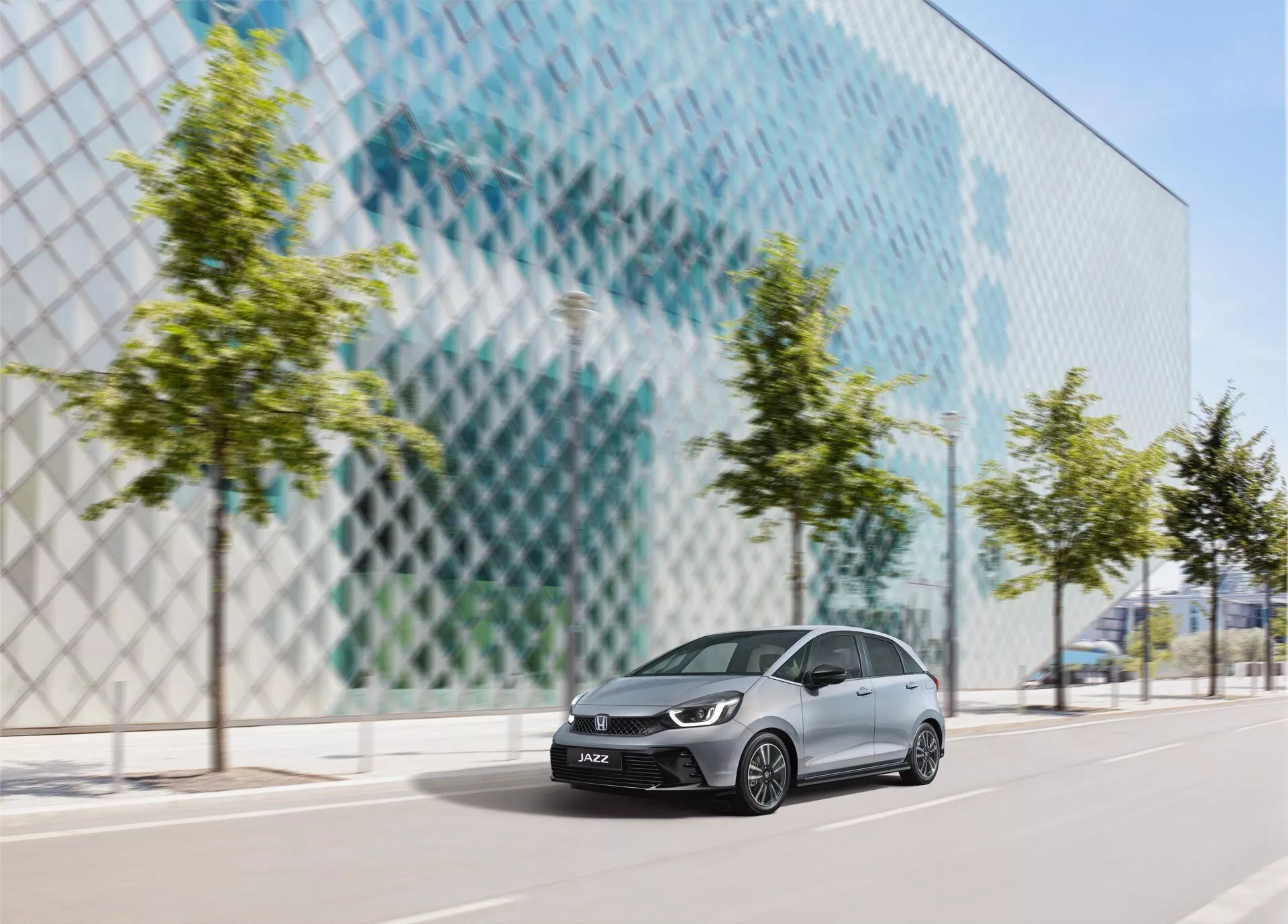 Model Honda Jazz 2023 Piątej Generacji po Liftingu w Dynamicznej Pozie