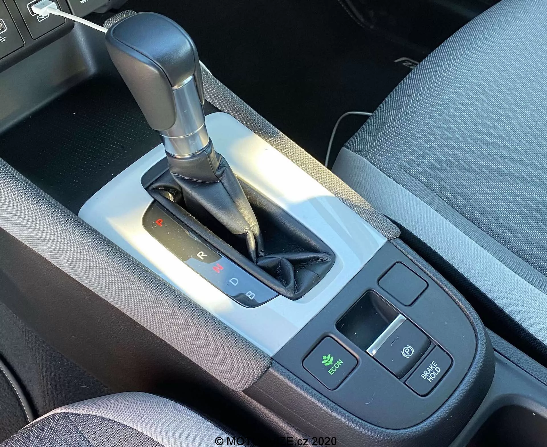 Honda Jazz Crosstar 2020 to wszechstronny i stylowy kompaktowy crossover, charakteryzujący się eleganckim i aerodynamicznym designem, zaawansowanymi systemami bezpieczeństwa oraz przestronnym, wygodnym wnętrzem z nowoczesną technologią i opcjami łączności.