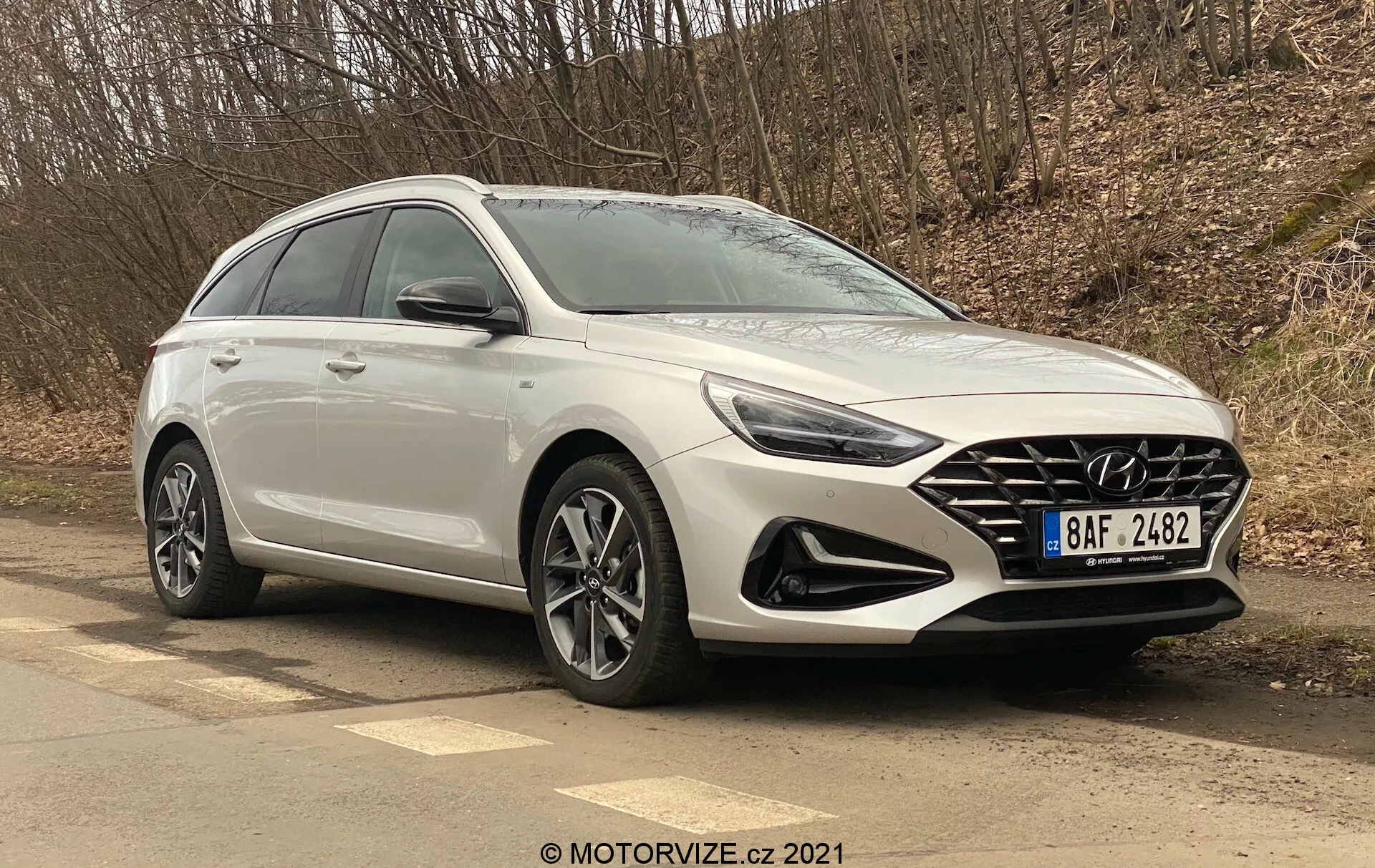 Hyundai i30 Kombi 2020 w eleganckim designie, prezentujący stylowy wygląd zewnętrzny i zaawansowane funkcje, zaparkowany w miejskim otoczeniu
