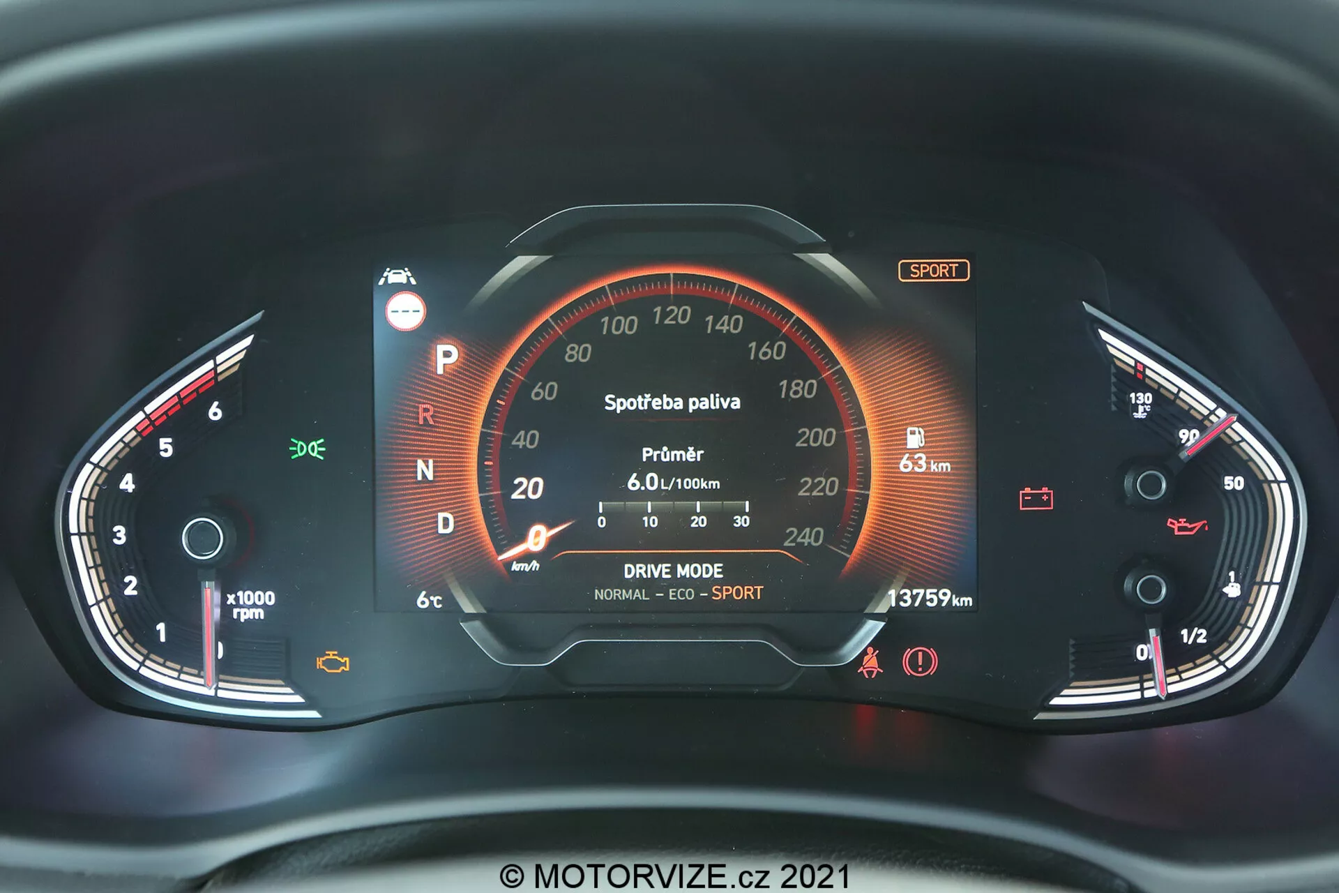 Zbliżenie na cyfrowy zestaw wskaźników Hyundai i30 2020 (i30-kombi) przedstawiający analogowy obrotomierz po lewej i prędkościomierz po prawej stronie. Centralny wyświetlacz cyfrowy pokazuje różne wskaźniki pojazdu, w tym pozycję 'P' dźwigni zmiany biegów, miernik mocy oznaczony jako 'Sportbaterie paliva', średnie zużycie paliwa 'Průměr 6.0 l/100km', opcje trybu jazdy 'NORMAL | ECO | SPORT', licznik kilometrów '137579 km' oraz wskaźniki paliwa i temperatury. Inne widoczne ikony to ostrzeżenie o pasach bezpieczeństwa, ostrzeżenie o otwartych drzwiach i kontrolka stanu układu napędowego lub baterii. Data praw autorskich '2021' i 'MOTORVIZE.cz'.