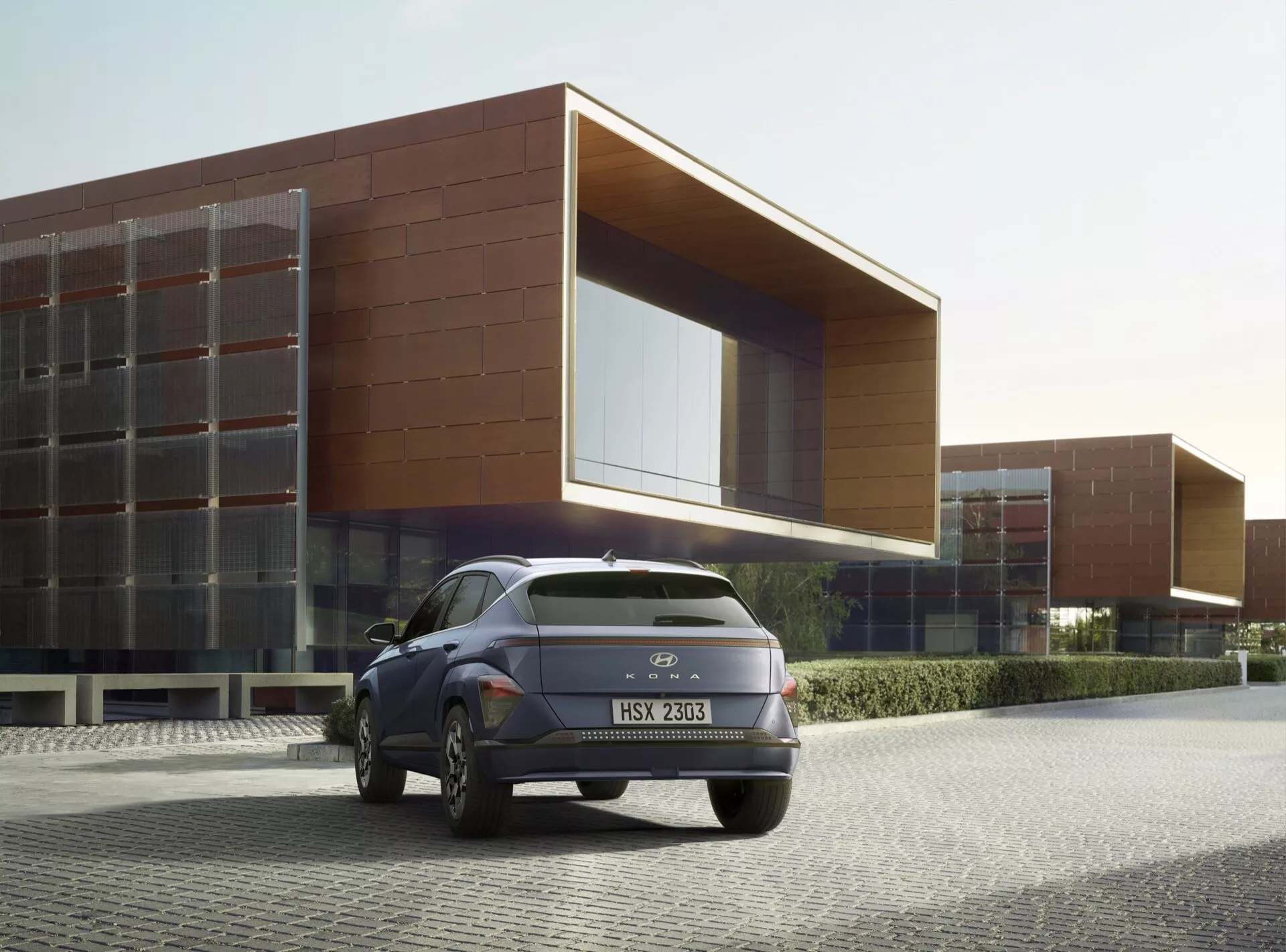 Hyundai Kona drugiej generacji 2023 prezentujący nowoczesny design, zaawansowane funkcje bezpieczeństwa i technologię hybrydową