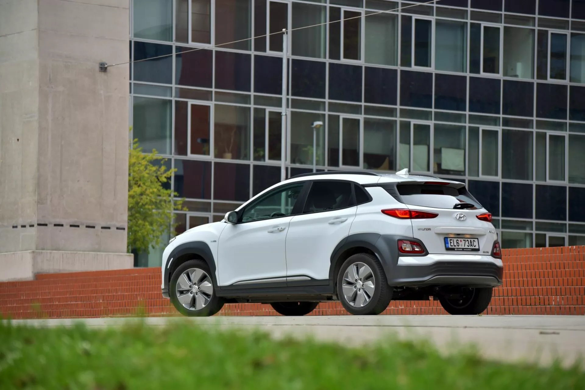 Hyundai Kona Elektro 2021 w żywym niebieskim kolorze, prezentujący elegancki design, elektryczny napęd i nowoczesne funkcje