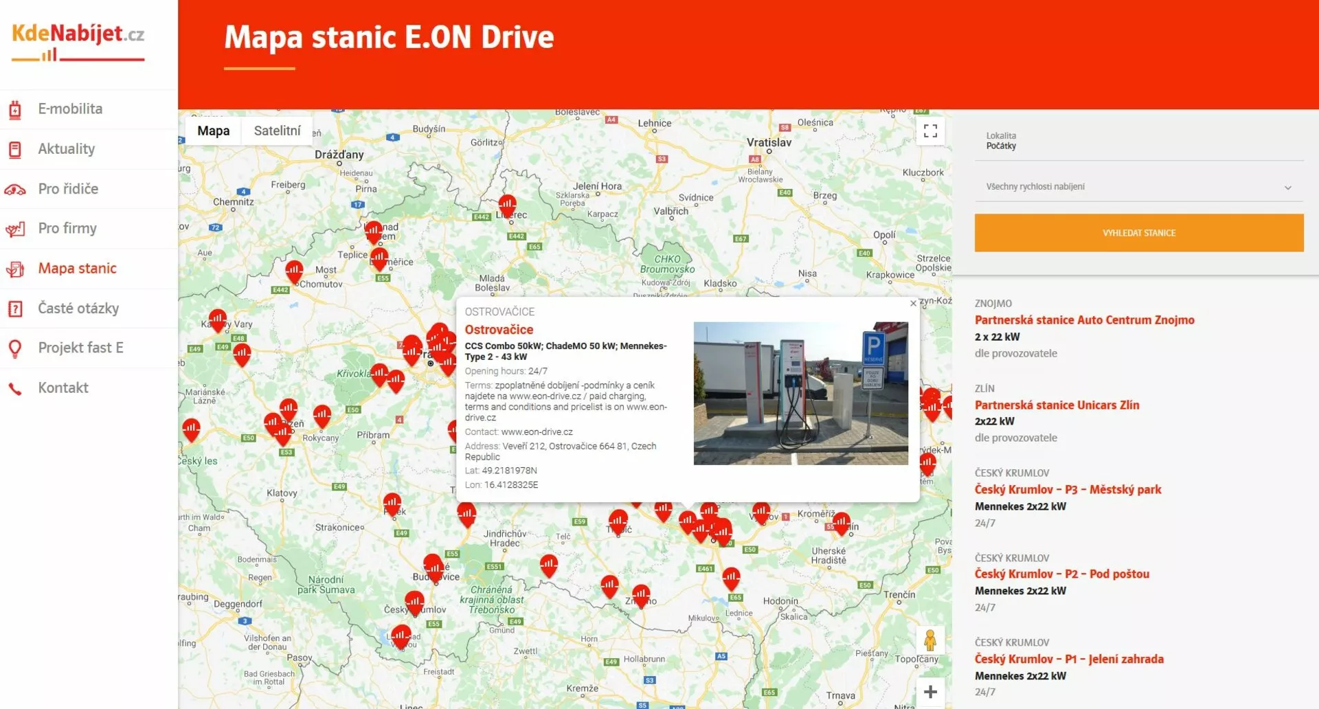 Zrzut ekranu przedstawiający mapę stacji ładowania pojazdów elektrycznych E.ON Drive z czerwonymi ikonami na danym obszarze, w tym szczegółowe zdjęcie stacji ładowania podłączonej do samochodu elektrycznego