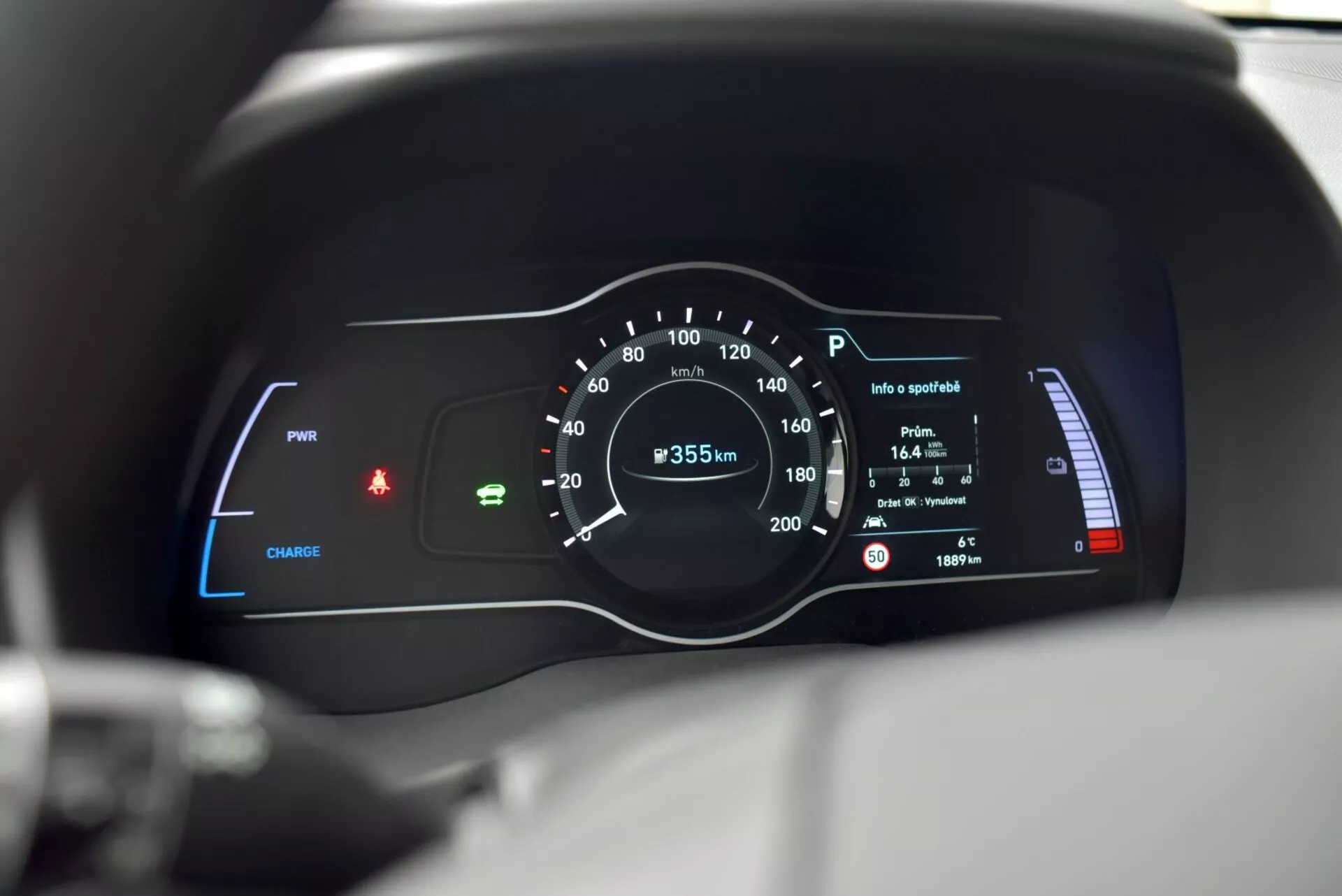 Deska rozdzielcza elektrycznego Hyundai Kona 2021 z cyfrowym zespołem wskaźników z wskaźnikiem mocy, prędkościomierzem, adaptacyjnym tempomatem i poziomem naładowania baterii w nowoczesnym wzornictwie wnętrza samochodu