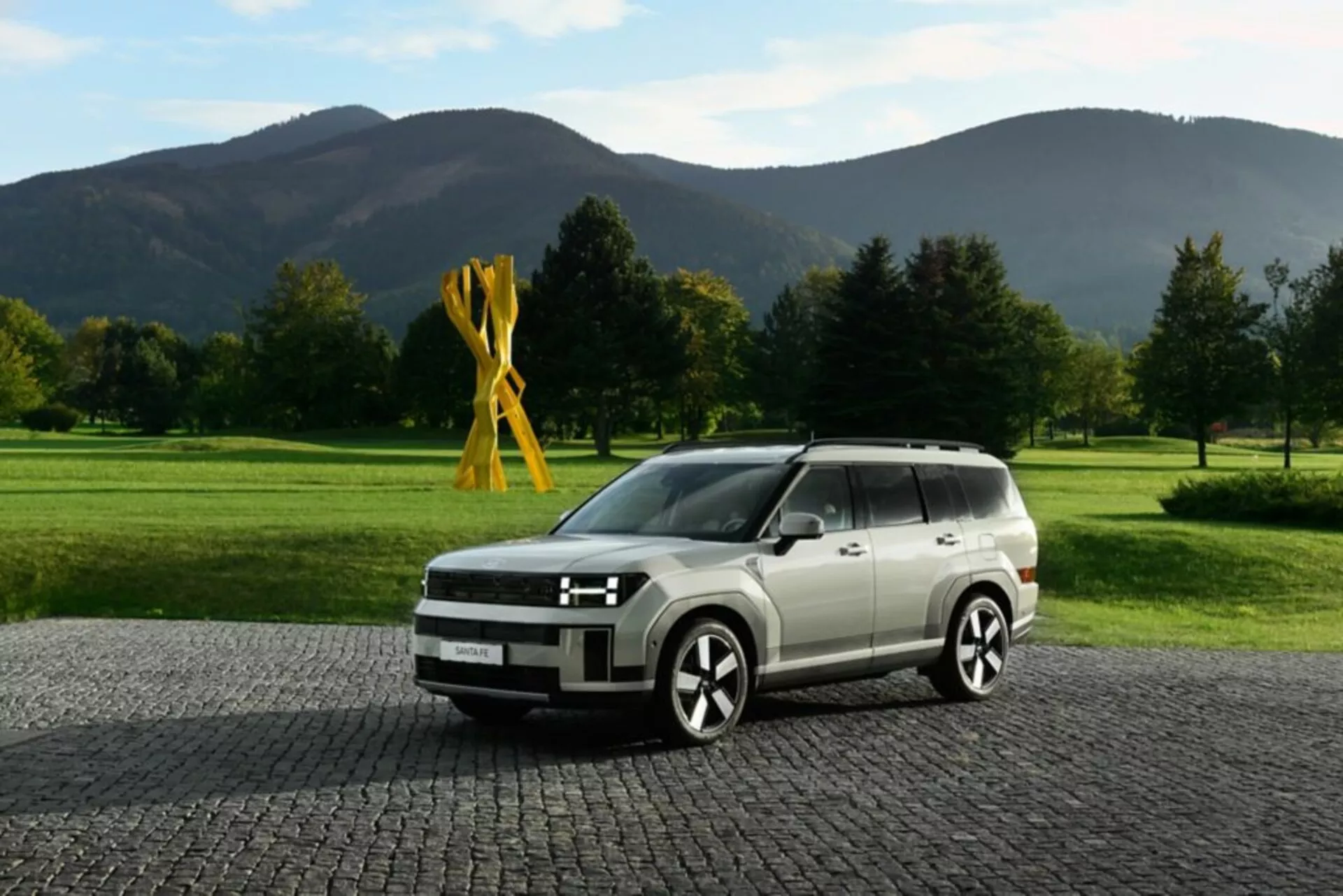 Hyundai Santa Fe 2024 (5. generacja) SUV - prezentujący nowoczesny design, zaawansowaną technologię, przestronne wnętrze i zaawansowane funkcje bezpieczeństwa
