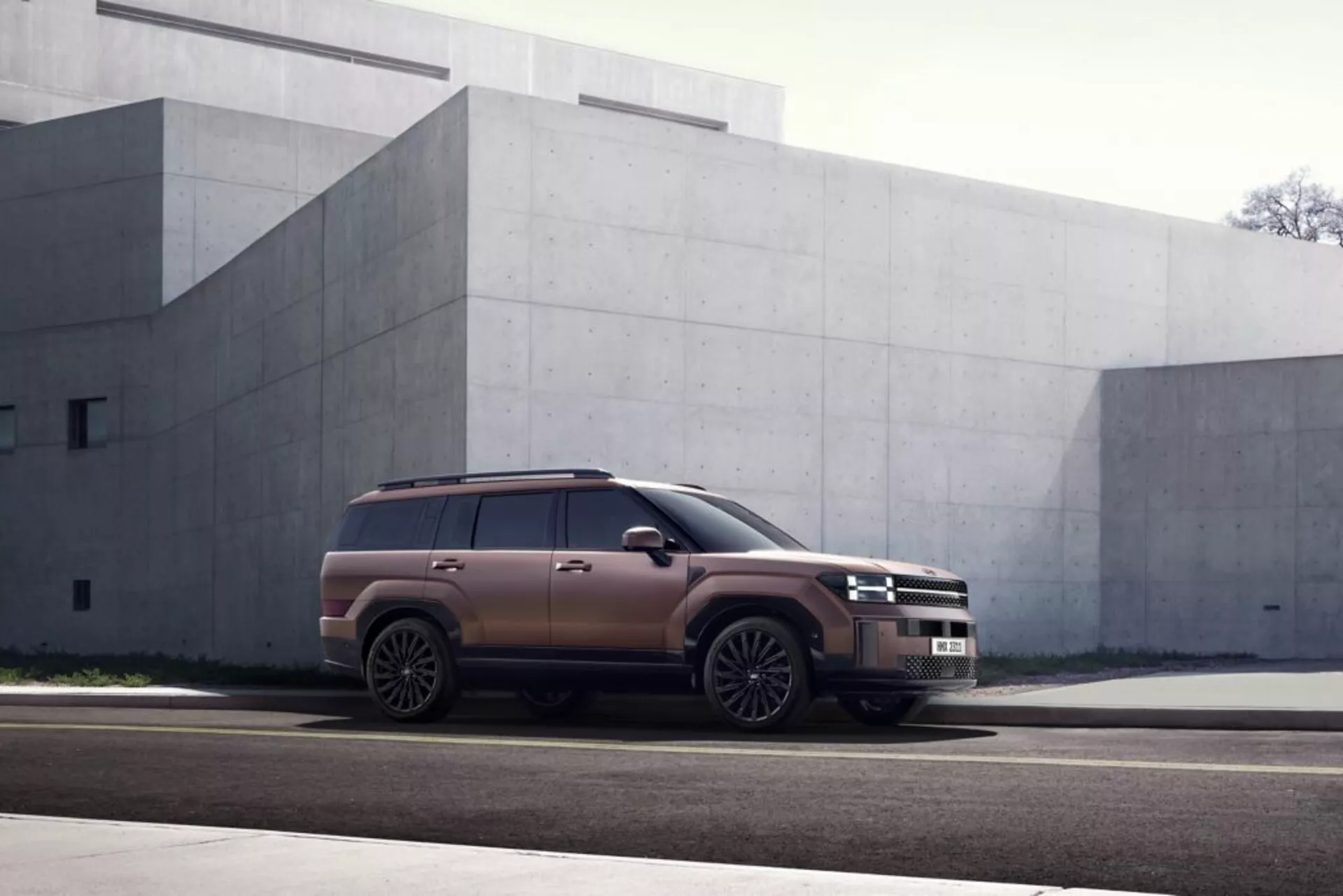 Widok z przodu Hyundai Santa Fe 2024 (5. generacja) ukazujący elegancki wygląd, zaawansowaną technologię reflektorów, nowoczesny grill i dynamiczne linie.