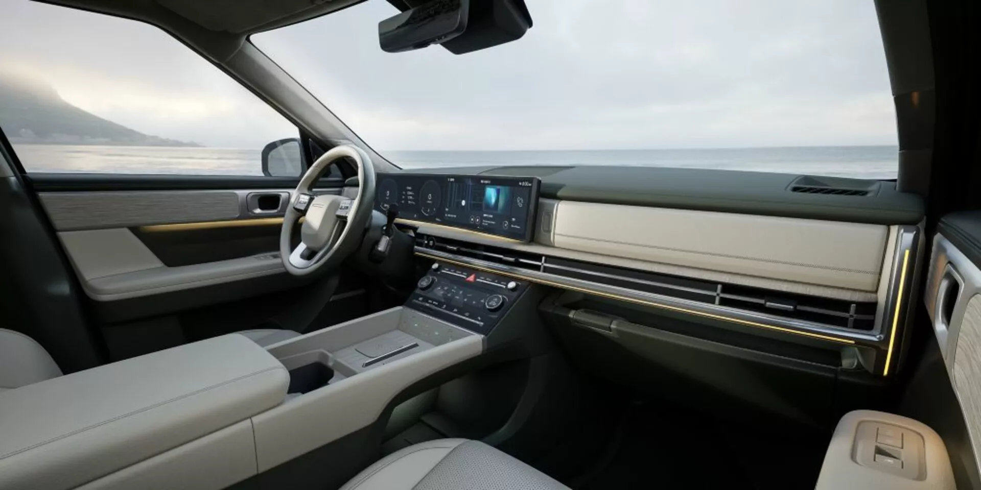 Szerokokątny widok wnętrza Hyundai Santa-Fe 2024 (5. generacja) z tylnego siedzenia w kierunku deski rozdzielczej, podkreślający luksus i zaawansowaną technologię. Wyposażony w wielofunkcyjny system informacyjno-rozrywkowy z dużym, ciągłym wyświetlaczem, minimalistyczne przyciski klimatyzacji, kierownicę z wieloma przyciskami, cyfrowy zestaw wskaźników (niewidoczny) i możliwie panoramiczną przednią szybę, sugerującą ekskluzywność z wykończeniami skórzanymi i drewnianymi lub metalowymi.
