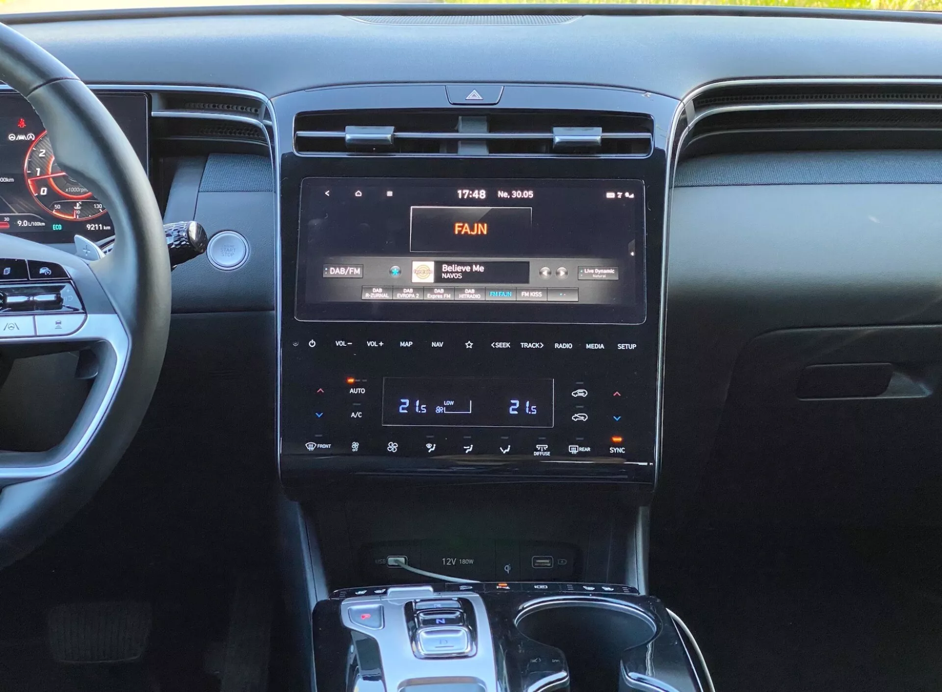 Obraz wnętrza Hyundai Tucson 2020, koncentrujący się na konsoli centralnej z ekranem infotainment o wysokiej rozdzielczości wyświetlającym 17:43 i 30°C, panelem klimatyzacji dwustrefowej oraz automatycznym selektorem skrzyni biegów.