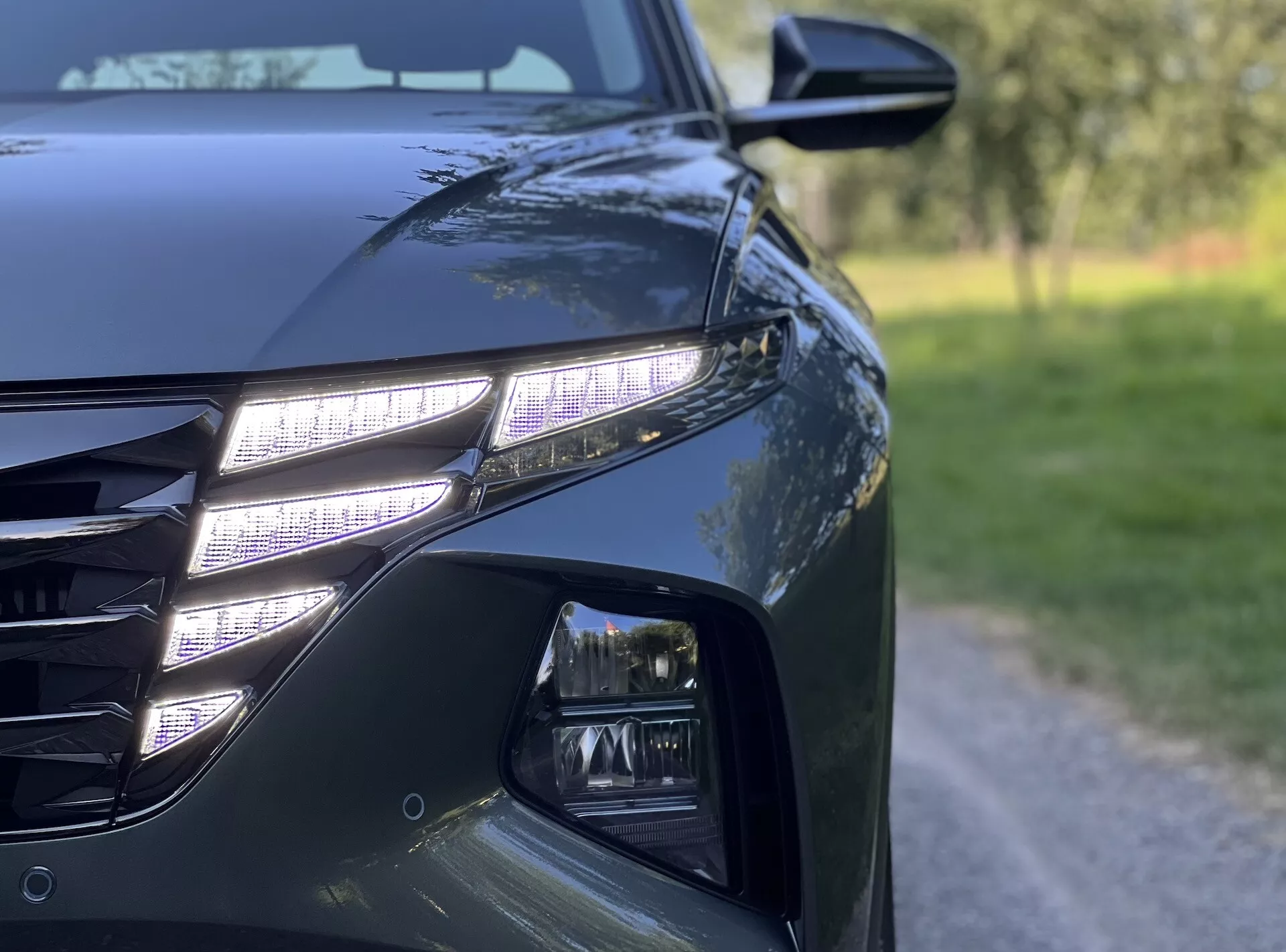 Zbliżony widok Hyundai Tucson 2020 podkreślający reflektory LED, nowoczesną kratę i detale projektu aerodynamicznego