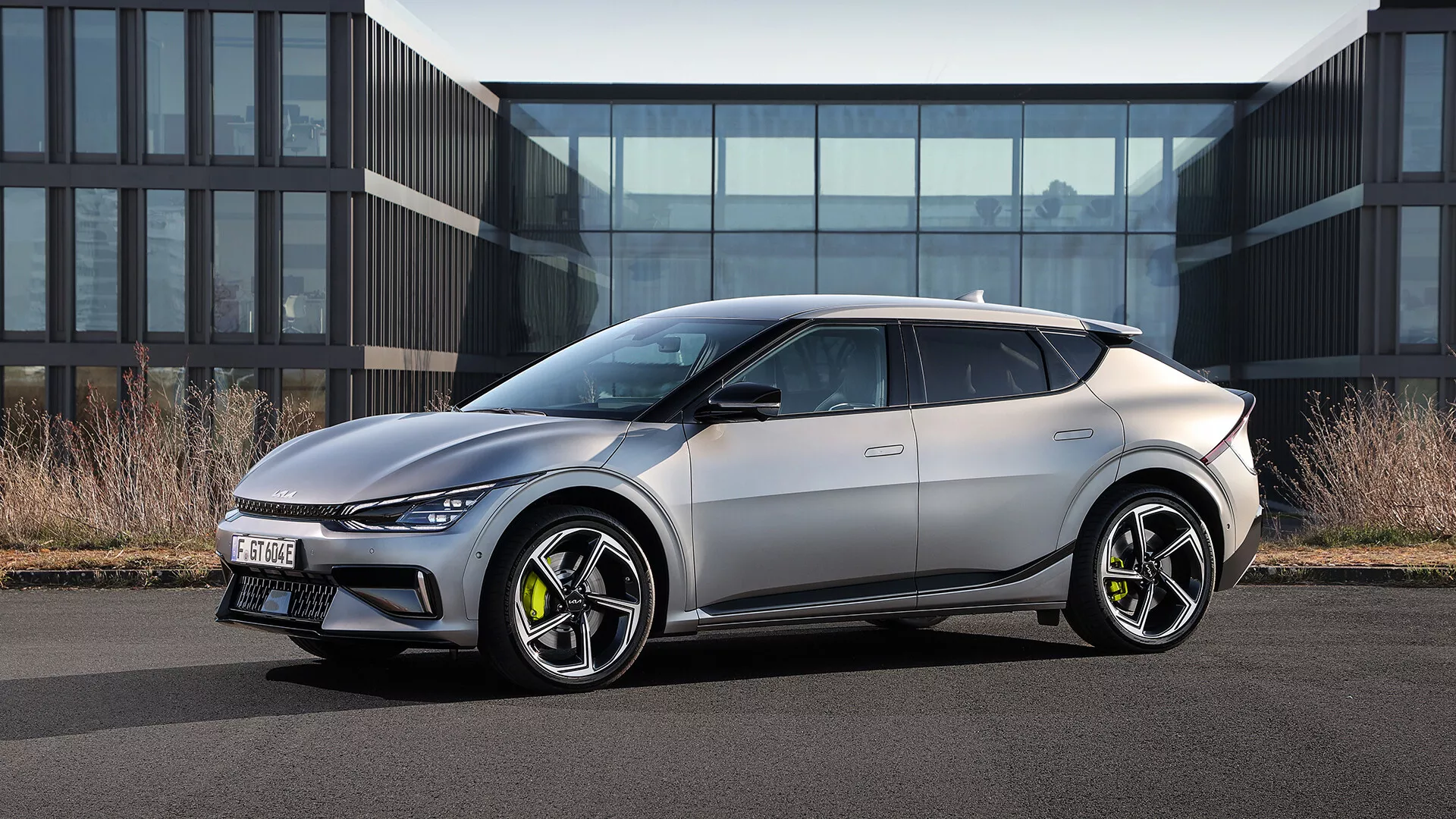 Elektryczny Hyundai Tucson 2020 w kolorze srebrnym prezentujący swój elegancki design i nowoczesną technologię na tle miejskim