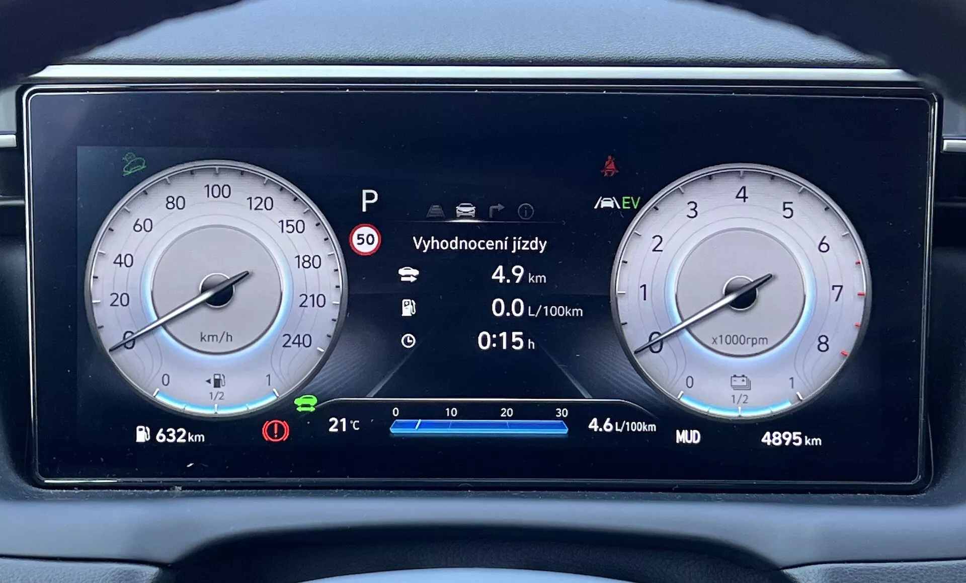 Cyfrowy zegar deski rozdzielczej Hyundai Tucson 2020 z prędkościomierzem, obrotomierzem, wskaźnikiem technologii hybrydowej i szczegółowymi informacjami o pojeździe na nowoczesnym desce rozdzielczej
