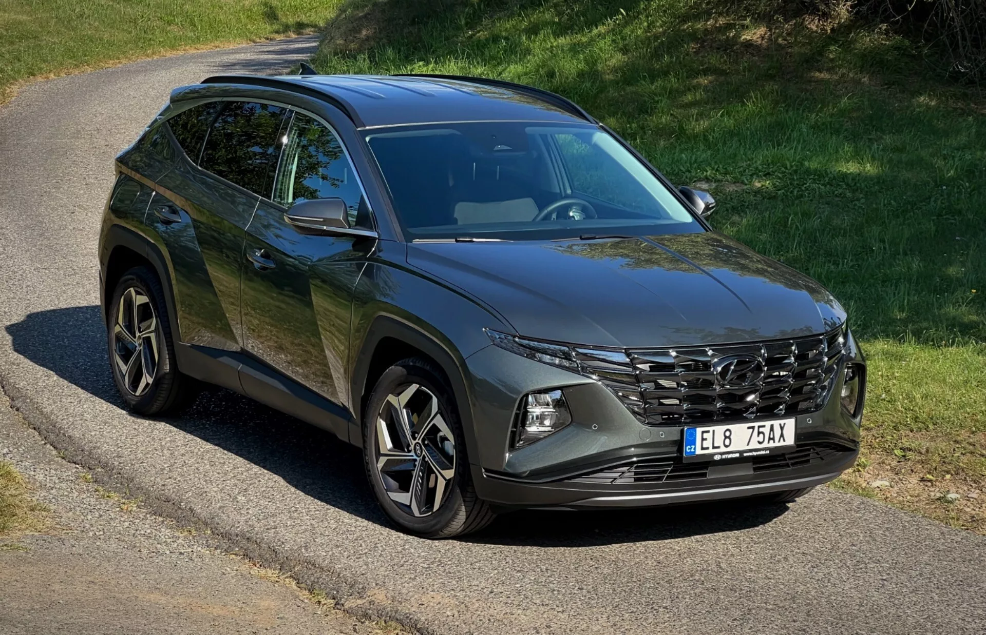 SUV Hyundai Tucson 2020 zaparkowany na odludziu prezentujący swoją przednią kratkę, reflektory LED, felgi aluminiowe i linie nadwozia pod naturalnym światłem słonecznym