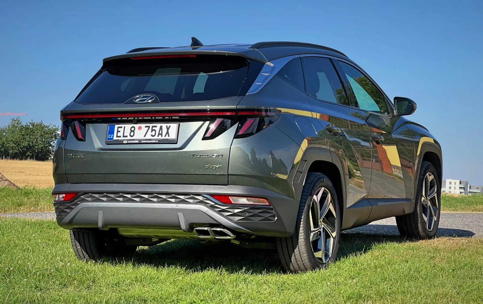 Hyundai Tucson 2020 prezentuje nowoczesny design z widokiem z tyłu od strony trzy-czwartej, na który składają się tylne światła LED, zintegrowany tylny spoiler, metaliczny lakier i alufelgi na zewnątrz