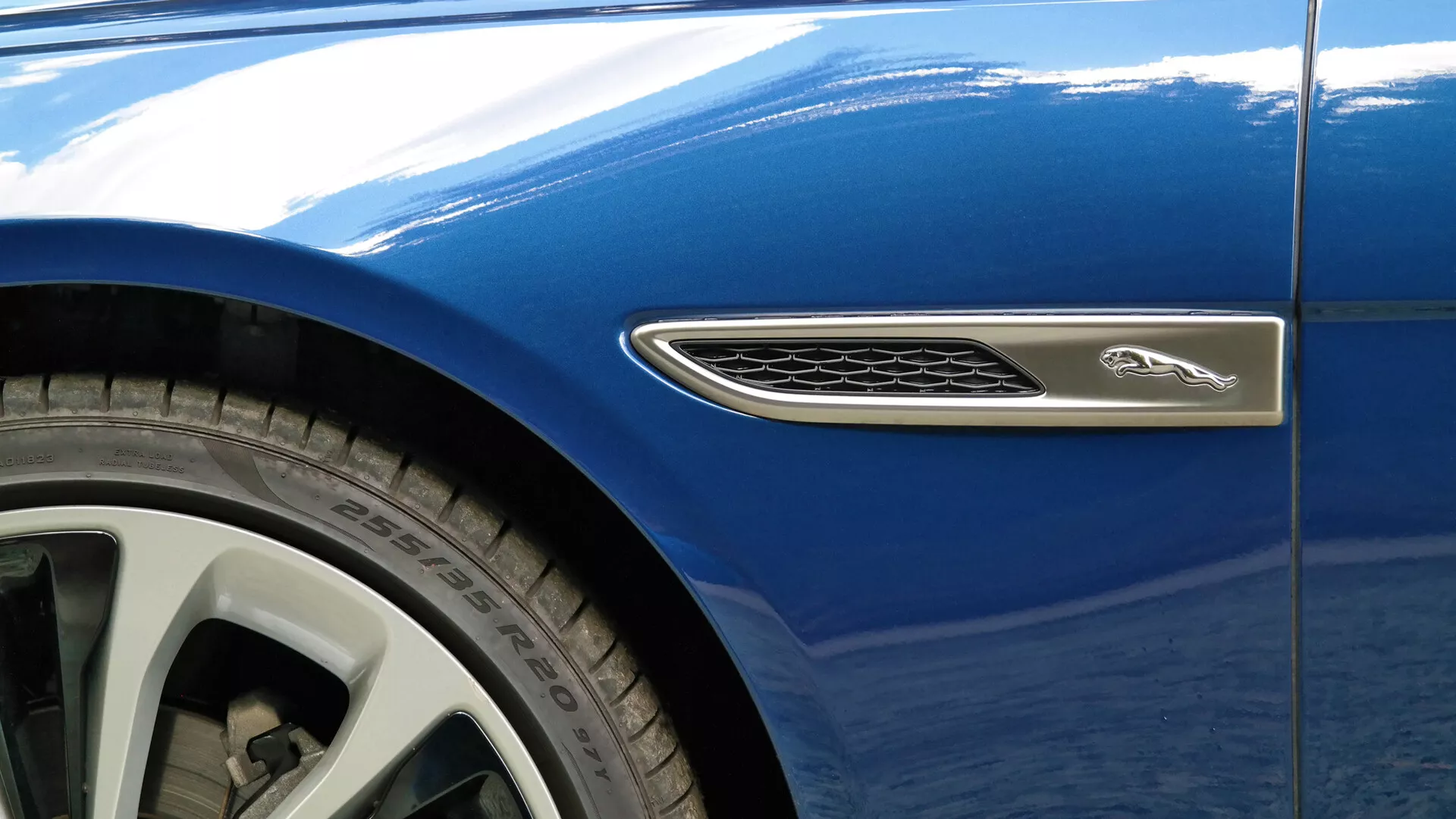 Jaguar XF 2021 - Luksusowy biały sedan z eleganckimi liniami, reflektorami LED, zaawansowaną aerodynamiką, wnętrzem z najwyższej jakości skóry i nowoczesną technologią