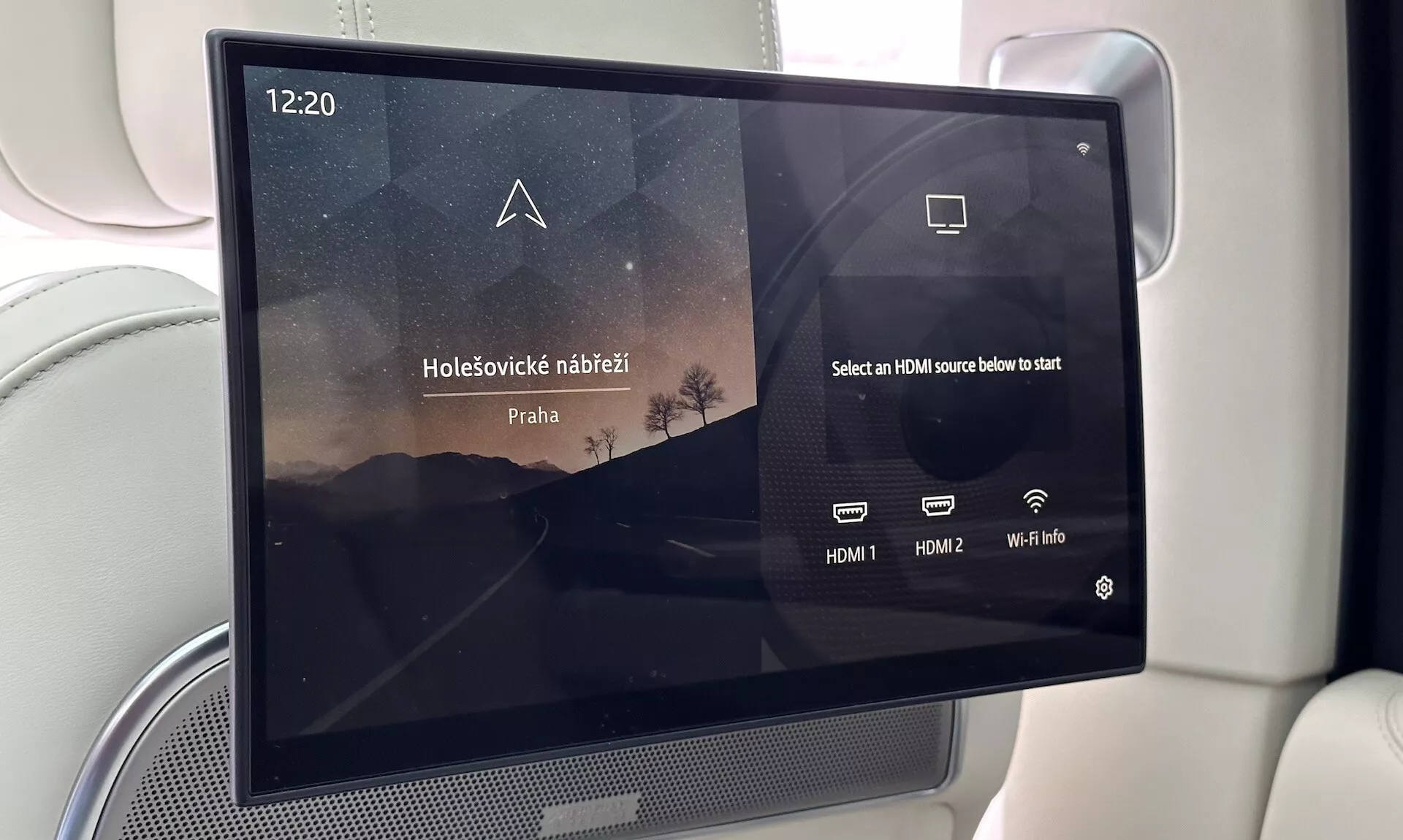 Rozrywka w samochodzie Land Rover Range Rover 2021 z tylnym ekranem dotykowym z łącznością HDMI i informacjami o Wi-Fi, widoczna luksusowa tapicerka