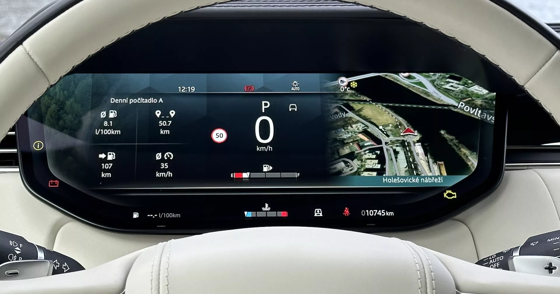 Cyfrowy deska rozdzielcza Land Rover Range Rover 2021 pokazująca informacje o podróży, efektywność paliwową, prędkość i mapę nawigacji satelitarnej z perspektywy kierowcy