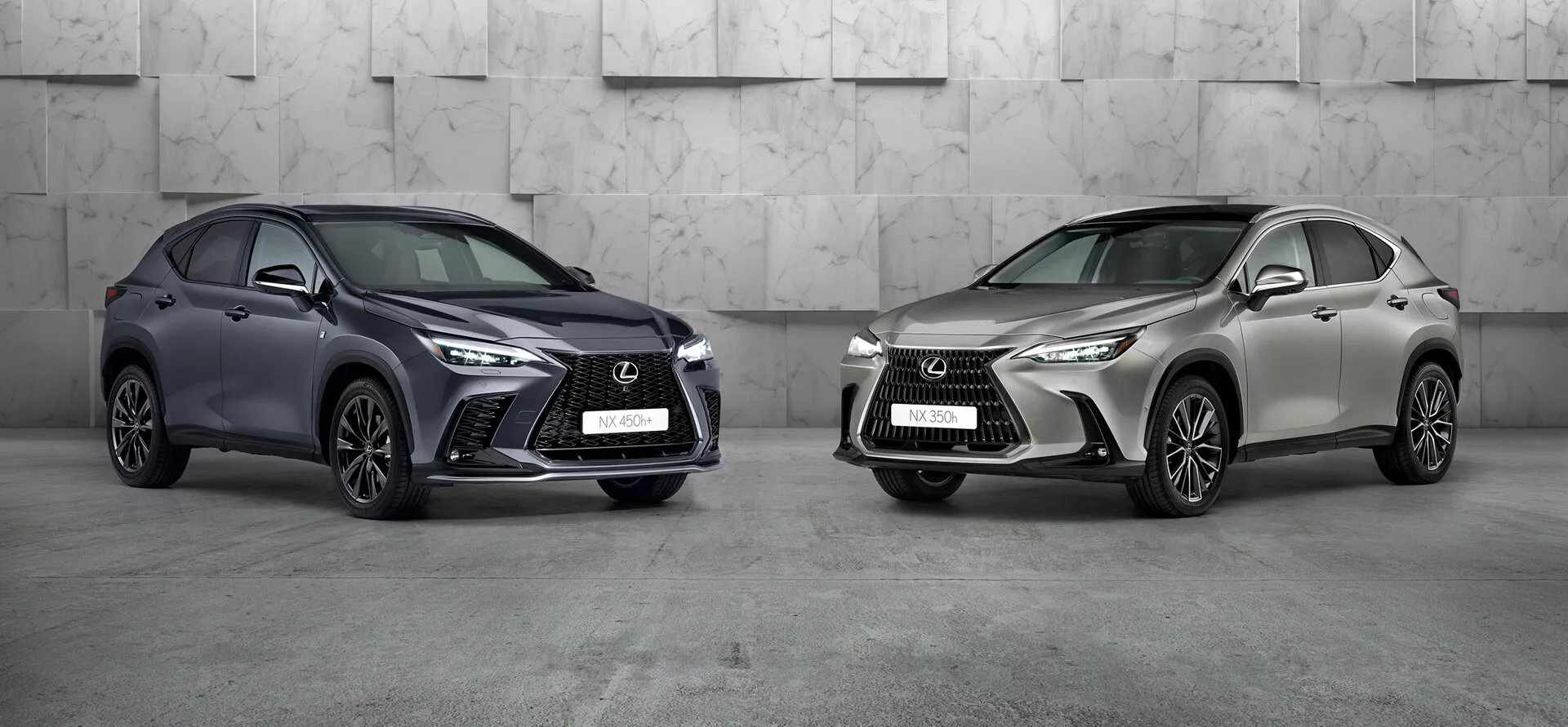Obraz przedstawia dwa samochody Lexus NX 2021 w profesjonalnym studio. Samochód po lewej, ciemno zabarwione kompaktowe SUV z charakterystycznym agresywnym grillem przednim, ostrymi reflektorami LED i dużymi wlotami powietrza, jest ustawiony pod kątem, aby pokazać lewy przód i bok. Koła są skierowane w stronę kamery, podkreślając design felg. Samochód po prawej, w jasnym metalicznym kolorze, również ustawiony pod kątem, ale w lewo, ma podobny język designu z innym stylem felg. Oba luksusowe SUV-y, wyraźnie umieszczone w kadrze, demonstrują zaawansowany design i potencjalnie nowoczesne technologie.