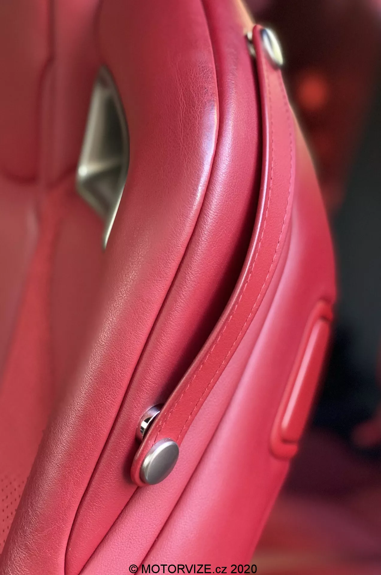 Lexus RC 2016, luksusowe coupé o eleganckim designie, zaawansowanych funkcjach bezpieczeństwa i potężnych osiągach