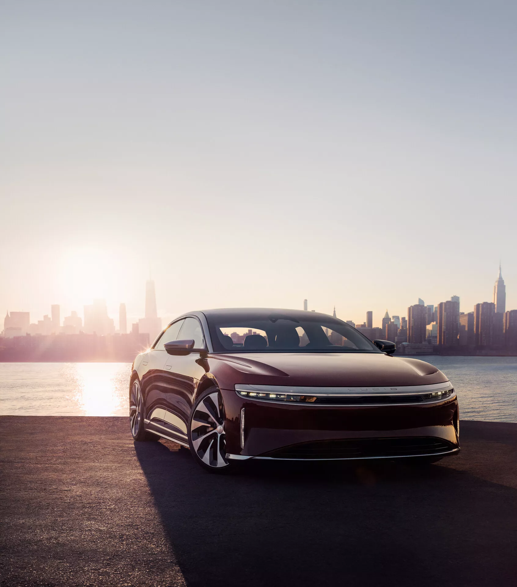 Lucid Air 2022 (1. Generacja) - Luksusowy sedan elektryczny o eleganckim, aerodynamicznym designie, zaawansowanych systemach wspomagania kierowcy, przestronnym technologicznie zaawansowanym wnętrzu oraz imponujących możliwościach zasięgu i wydajności.